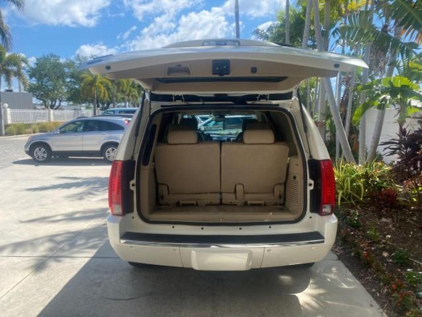 2009 White Diamond Tricoat /Cashmere/Cocoa Cadillac Escalade LOW MILES 77,086 WHITE DIAMOND (1GYFC13279R) with an 6.2L Vortec 1000 V8 SFI E85 Engine engine, Automatic transmission, located at 4701 North Dixie Hwy, Pompano Beach, FL, 33064, (954) 422-2889, 26.240938, -80.123474 - OUR WEBPAGE FLORIDACARS1.COM HAS OVER 100 PHOTOS AND FREE CARFAX LINK 2009 CADILLAC ESCALADE NAV VIN: 1GYFC13279R235017 1 G Y F C 1 3 2 7 9 R 2 3 5 0 1 7 4 DOOR WAGON/SPORT UTILITY 6.2L V8 F OHV 16V TOW PKG FLEX FUEL NO RECALLS REAR WHEEL DRIVE Top Features Alloy Wheels Quad Seats BOSE Sound System - Photo#81