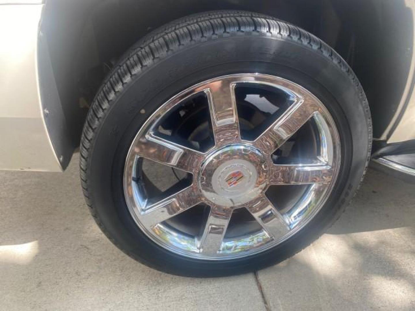 2009 White Diamond Tricoat /Cashmere/Cocoa Cadillac Escalade LOW MILES 77,086 WHITE DIAMOND (1GYFC13279R) with an 6.2L Vortec 1000 V8 SFI E85 Engine engine, Automatic transmission, located at 4701 North Dixie Hwy, Pompano Beach, FL, 33064, (954) 422-2889, 26.240938, -80.123474 - OUR WEBPAGE FLORIDACARS1.COM HAS OVER 100 PHOTOS AND FREE CARFAX LINK 2009 CADILLAC ESCALADE NAV VIN: 1GYFC13279R235017 1 G Y F C 1 3 2 7 9 R 2 3 5 0 1 7 4 DOOR WAGON/SPORT UTILITY 6.2L V8 F OHV 16V TOW PKG FLEX FUEL NO RECALLS REAR WHEEL DRIVE Top Features Alloy Wheels Quad Seats BOSE Sound System - Photo#86