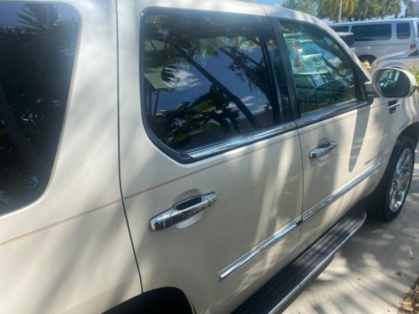 2009 White Diamond Tricoat /Cashmere/Cocoa Cadillac Escalade LOW MILES 77,086 WHITE DIAMOND (1GYFC13279R) with an 6.2L Vortec 1000 V8 SFI E85 Engine engine, Automatic transmission, located at 4701 North Dixie Hwy, Pompano Beach, FL, 33064, (954) 422-2889, 26.240938, -80.123474 - OUR WEBPAGE FLORIDACARS1.COM HAS OVER 100 PHOTOS AND FREE CARFAX LINK 2009 CADILLAC ESCALADE NAV VIN: 1GYFC13279R235017 1 G Y F C 1 3 2 7 9 R 2 3 5 0 1 7 4 DOOR WAGON/SPORT UTILITY 6.2L V8 F OHV 16V TOW PKG FLEX FUEL NO RECALLS REAR WHEEL DRIVE Top Features Alloy Wheels Quad Seats BOSE Sound System - Photo#88
