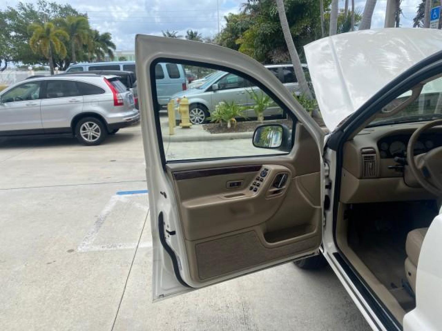 2004 Stone White /Sandstone Jeep Grand Cherokee Limited 4WD SUNROOF (1J8GW58N14C) with an 4.7L 8-Cyl Engine engine, Automatic transmission, located at 4701 North Dixie Hwy, Pompano Beach, FL, 33064, (954) 422-2889, 26.240938, -80.123474 - OUR WEBPAGE FLORIDACARS1.COM HAS OVER 100 PHOTOS AND FREE CARFAX LINK 2004 JEEP GRAND CHEROKEE LIMITED A TRUE CLASSIC WONT LAST IN STOCK VIN: 1J8GW58N14C199129 1 J 8 G W 5 8 N 1 4 C 1 9 9 1 2 9 4 DOOR WAGON/SPORT UTILITY 4.7L V8 F SOHC TOW PKG AND FRONT TOW HITCH WITH PLUG GASOLINE REAR WHEEL DRIVE - Photo#9