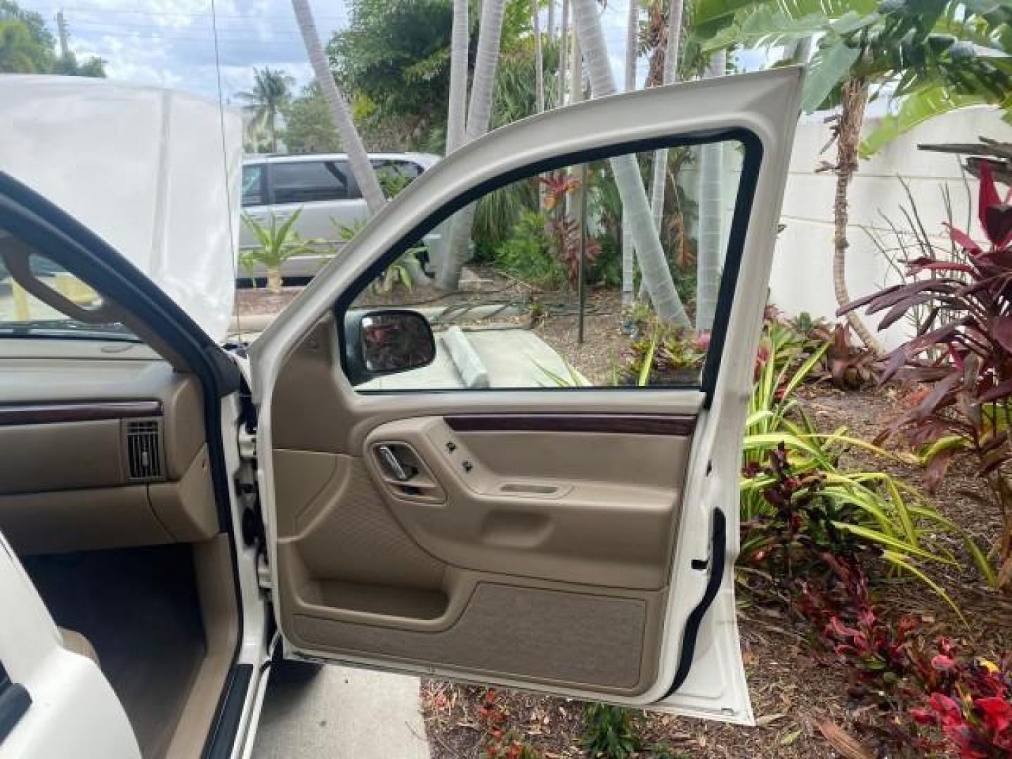 2004 Stone White /Sandstone Jeep Grand Cherokee Limited 4WD SUNROOF (1J8GW58N14C) with an 4.7L 8-Cyl Engine engine, Automatic transmission, located at 4701 North Dixie Hwy, Pompano Beach, FL, 33064, (954) 422-2889, 26.240938, -80.123474 - OUR WEBPAGE FLORIDACARS1.COM HAS OVER 100 PHOTOS AND FREE CARFAX LINK 2004 JEEP GRAND CHEROKEE LIMITED A TRUE CLASSIC WONT LAST IN STOCK VIN: 1J8GW58N14C199129 1 J 8 G W 5 8 N 1 4 C 1 9 9 1 2 9 4 DOOR WAGON/SPORT UTILITY 4.7L V8 F SOHC TOW PKG AND FRONT TOW HITCH WITH PLUG GASOLINE REAR WHEEL DRIVE - Photo#11