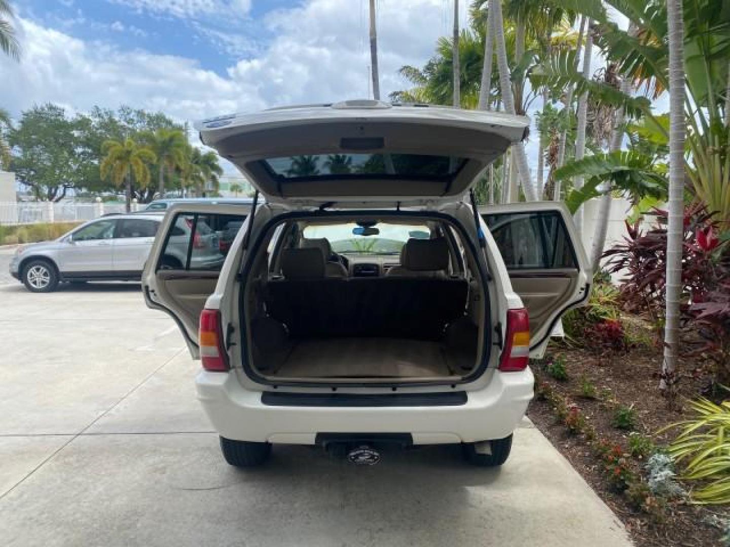 2004 Stone White /Sandstone Jeep Grand Cherokee Limited 4WD SUNROOF (1J8GW58N14C) with an 4.7L 8-Cyl Engine engine, Automatic transmission, located at 4701 North Dixie Hwy, Pompano Beach, FL, 33064, (954) 422-2889, 26.240938, -80.123474 - OUR WEBPAGE FLORIDACARS1.COM HAS OVER 100 PHOTOS AND FREE CARFAX LINK 2004 JEEP GRAND CHEROKEE LIMITED A TRUE CLASSIC WONT LAST IN STOCK VIN: 1J8GW58N14C199129 1 J 8 G W 5 8 N 1 4 C 1 9 9 1 2 9 4 DOOR WAGON/SPORT UTILITY 4.7L V8 F SOHC TOW PKG AND FRONT TOW HITCH WITH PLUG GASOLINE REAR WHEEL DRIVE - Photo#15