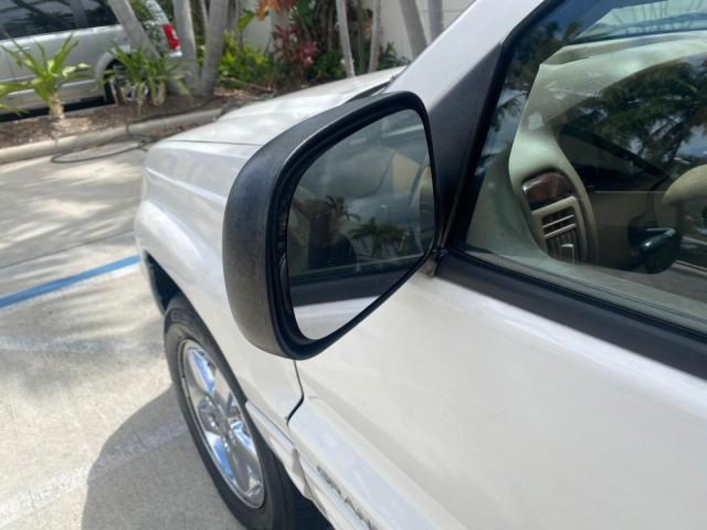 2004 Stone White /Sandstone Jeep Grand Cherokee Limited 4WD SUNROOF (1J8GW58N14C) with an 4.7L 8-Cyl Engine engine, Automatic transmission, located at 4701 North Dixie Hwy, Pompano Beach, FL, 33064, (954) 422-2889, 26.240938, -80.123474 - OUR WEBPAGE FLORIDACARS1.COM HAS OVER 100 PHOTOS AND FREE CARFAX LINK 2004 JEEP GRAND CHEROKEE LIMITED A TRUE CLASSIC WONT LAST IN STOCK VIN: 1J8GW58N14C199129 1 J 8 G W 5 8 N 1 4 C 1 9 9 1 2 9 4 DOOR WAGON/SPORT UTILITY 4.7L V8 F SOHC TOW PKG AND FRONT TOW HITCH WITH PLUG GASOLINE REAR WHEEL DRIVE - Photo#28