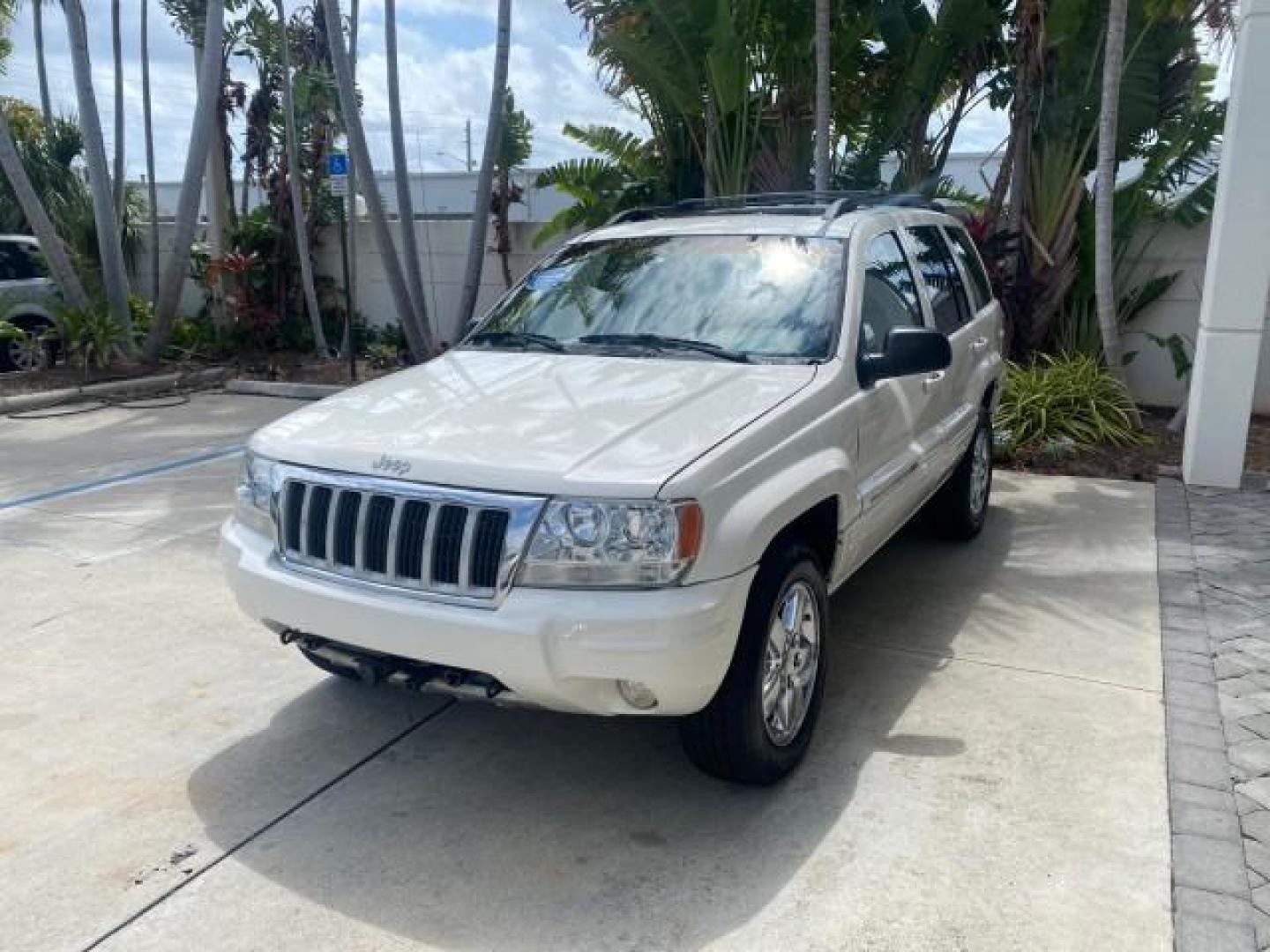 2004 Stone White /Sandstone Jeep Grand Cherokee Limited 4WD SUNROOF (1J8GW58N14C) with an 4.7L 8-Cyl Engine engine, Automatic transmission, located at 4701 North Dixie Hwy, Pompano Beach, FL, 33064, (954) 422-2889, 26.240938, -80.123474 - OUR WEBPAGE FLORIDACARS1.COM HAS OVER 100 PHOTOS AND FREE CARFAX LINK 2004 JEEP GRAND CHEROKEE LIMITED A TRUE CLASSIC WONT LAST IN STOCK VIN: 1J8GW58N14C199129 1 J 8 G W 5 8 N 1 4 C 1 9 9 1 2 9 4 DOOR WAGON/SPORT UTILITY 4.7L V8 F SOHC TOW PKG AND FRONT TOW HITCH WITH PLUG GASOLINE REAR WHEEL DRIVE - Photo#3