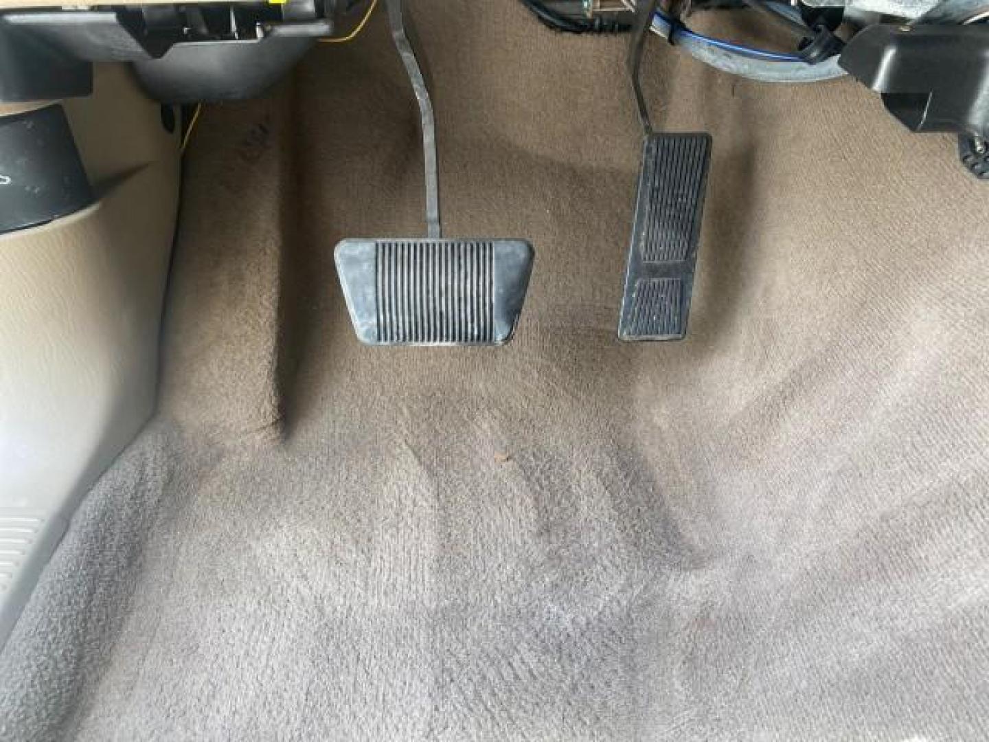 2004 Stone White /Sandstone Jeep Grand Cherokee Limited 4WD SUNROOF (1J8GW58N14C) with an 4.7L 8-Cyl Engine engine, Automatic transmission, located at 4701 North Dixie Hwy, Pompano Beach, FL, 33064, (954) 422-2889, 26.240938, -80.123474 - OUR WEBPAGE FLORIDACARS1.COM HAS OVER 100 PHOTOS AND FREE CARFAX LINK 2004 JEEP GRAND CHEROKEE LIMITED A TRUE CLASSIC WONT LAST IN STOCK VIN: 1J8GW58N14C199129 1 J 8 G W 5 8 N 1 4 C 1 9 9 1 2 9 4 DOOR WAGON/SPORT UTILITY 4.7L V8 F SOHC TOW PKG AND FRONT TOW HITCH WITH PLUG GASOLINE REAR WHEEL DRIVE - Photo#42