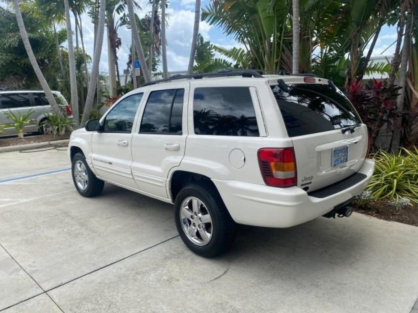 2004 Stone White /Sandstone Jeep Grand Cherokee Limited 4WD SUNROOF (1J8GW58N14C) with an 4.7L 8-Cyl Engine engine, Automatic transmission, located at 4701 North Dixie Hwy, Pompano Beach, FL, 33064, (954) 422-2889, 26.240938, -80.123474 - OUR WEBPAGE FLORIDACARS1.COM HAS OVER 100 PHOTOS AND FREE CARFAX LINK 2004 JEEP GRAND CHEROKEE LIMITED A TRUE CLASSIC WONT LAST IN STOCK VIN: 1J8GW58N14C199129 1 J 8 G W 5 8 N 1 4 C 1 9 9 1 2 9 4 DOOR WAGON/SPORT UTILITY 4.7L V8 F SOHC TOW PKG AND FRONT TOW HITCH WITH PLUG GASOLINE REAR WHEEL DRIVE - Photo#5