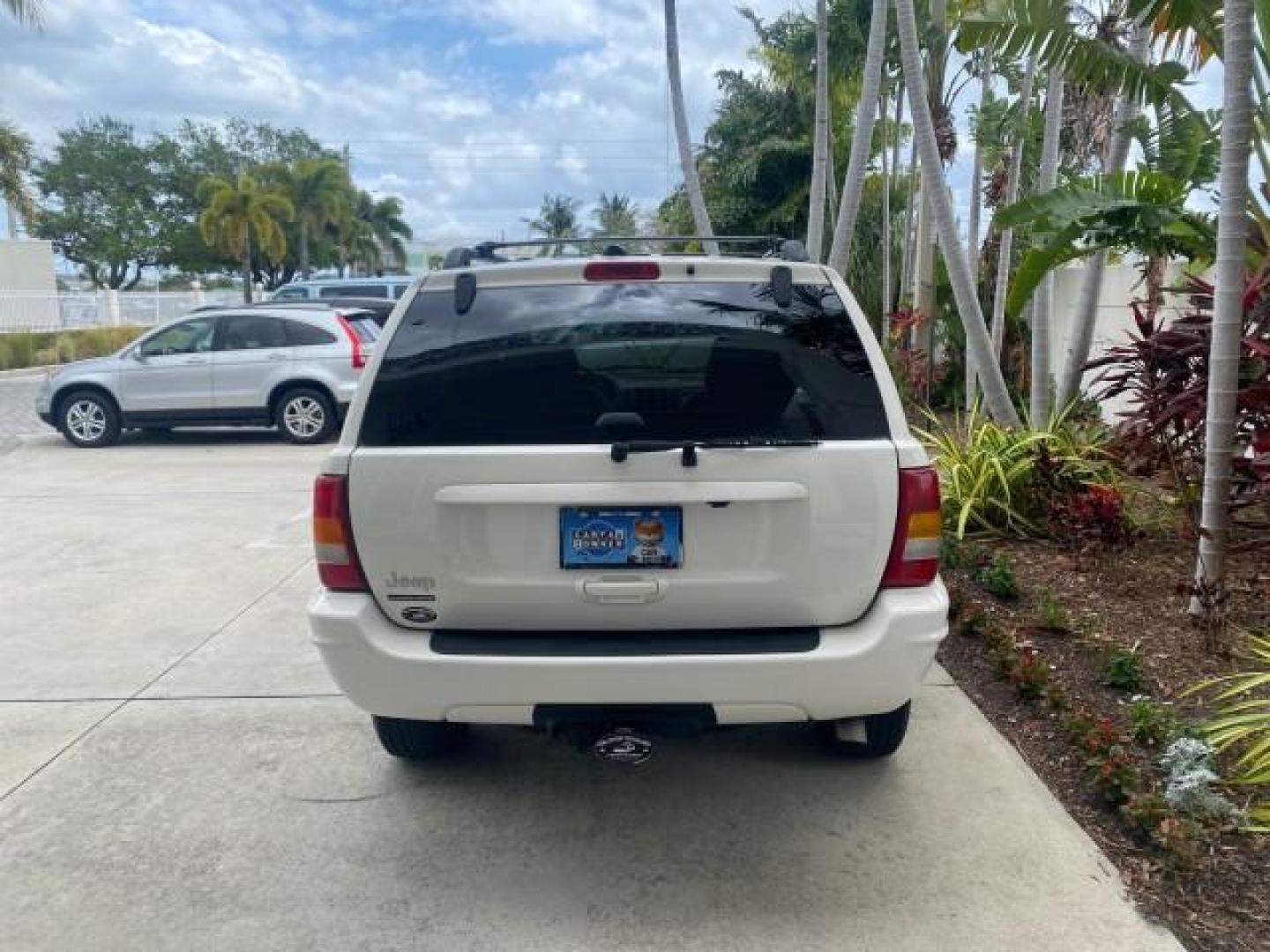 2004 Stone White /Sandstone Jeep Grand Cherokee Limited 4WD SUNROOF (1J8GW58N14C) with an 4.7L 8-Cyl Engine engine, Automatic transmission, located at 4701 North Dixie Hwy, Pompano Beach, FL, 33064, (954) 422-2889, 26.240938, -80.123474 - OUR WEBPAGE FLORIDACARS1.COM HAS OVER 100 PHOTOS AND FREE CARFAX LINK 2004 JEEP GRAND CHEROKEE LIMITED A TRUE CLASSIC WONT LAST IN STOCK VIN: 1J8GW58N14C199129 1 J 8 G W 5 8 N 1 4 C 1 9 9 1 2 9 4 DOOR WAGON/SPORT UTILITY 4.7L V8 F SOHC TOW PKG AND FRONT TOW HITCH WITH PLUG GASOLINE REAR WHEEL DRIVE - Photo#6