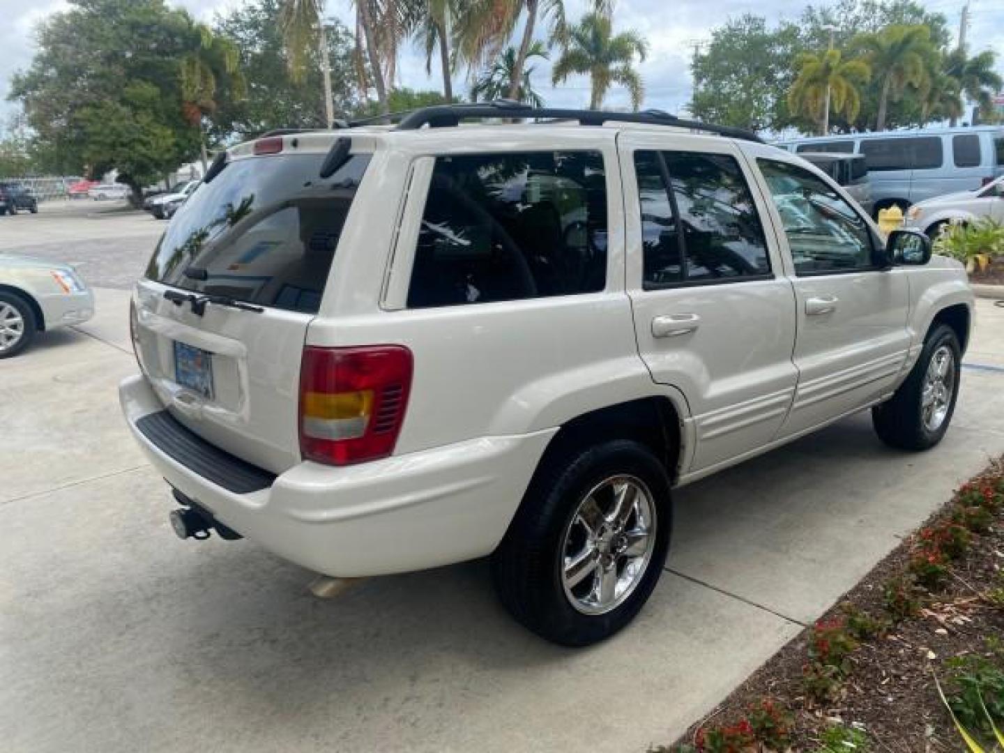 2004 Stone White /Sandstone Jeep Grand Cherokee Limited 4WD SUNROOF (1J8GW58N14C) with an 4.7L 8-Cyl Engine engine, Automatic transmission, located at 4701 North Dixie Hwy, Pompano Beach, FL, 33064, (954) 422-2889, 26.240938, -80.123474 - OUR WEBPAGE FLORIDACARS1.COM HAS OVER 100 PHOTOS AND FREE CARFAX LINK 2004 JEEP GRAND CHEROKEE LIMITED A TRUE CLASSIC WONT LAST IN STOCK VIN: 1J8GW58N14C199129 1 J 8 G W 5 8 N 1 4 C 1 9 9 1 2 9 4 DOOR WAGON/SPORT UTILITY 4.7L V8 F SOHC TOW PKG AND FRONT TOW HITCH WITH PLUG GASOLINE REAR WHEEL DRIVE - Photo#7