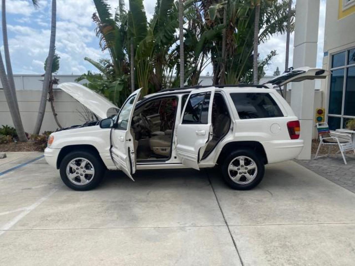 2004 Stone White /Sandstone Jeep Grand Cherokee Limited 4WD SUNROOF (1J8GW58N14C) with an 4.7L 8-Cyl Engine engine, Automatic transmission, located at 4701 North Dixie Hwy, Pompano Beach, FL, 33064, (954) 422-2889, 26.240938, -80.123474 - OUR WEBPAGE FLORIDACARS1.COM HAS OVER 100 PHOTOS AND FREE CARFAX LINK 2004 JEEP GRAND CHEROKEE LIMITED A TRUE CLASSIC WONT LAST IN STOCK VIN: 1J8GW58N14C199129 1 J 8 G W 5 8 N 1 4 C 1 9 9 1 2 9 4 DOOR WAGON/SPORT UTILITY 4.7L V8 F SOHC TOW PKG AND FRONT TOW HITCH WITH PLUG GASOLINE REAR WHEEL DRIVE - Photo#8