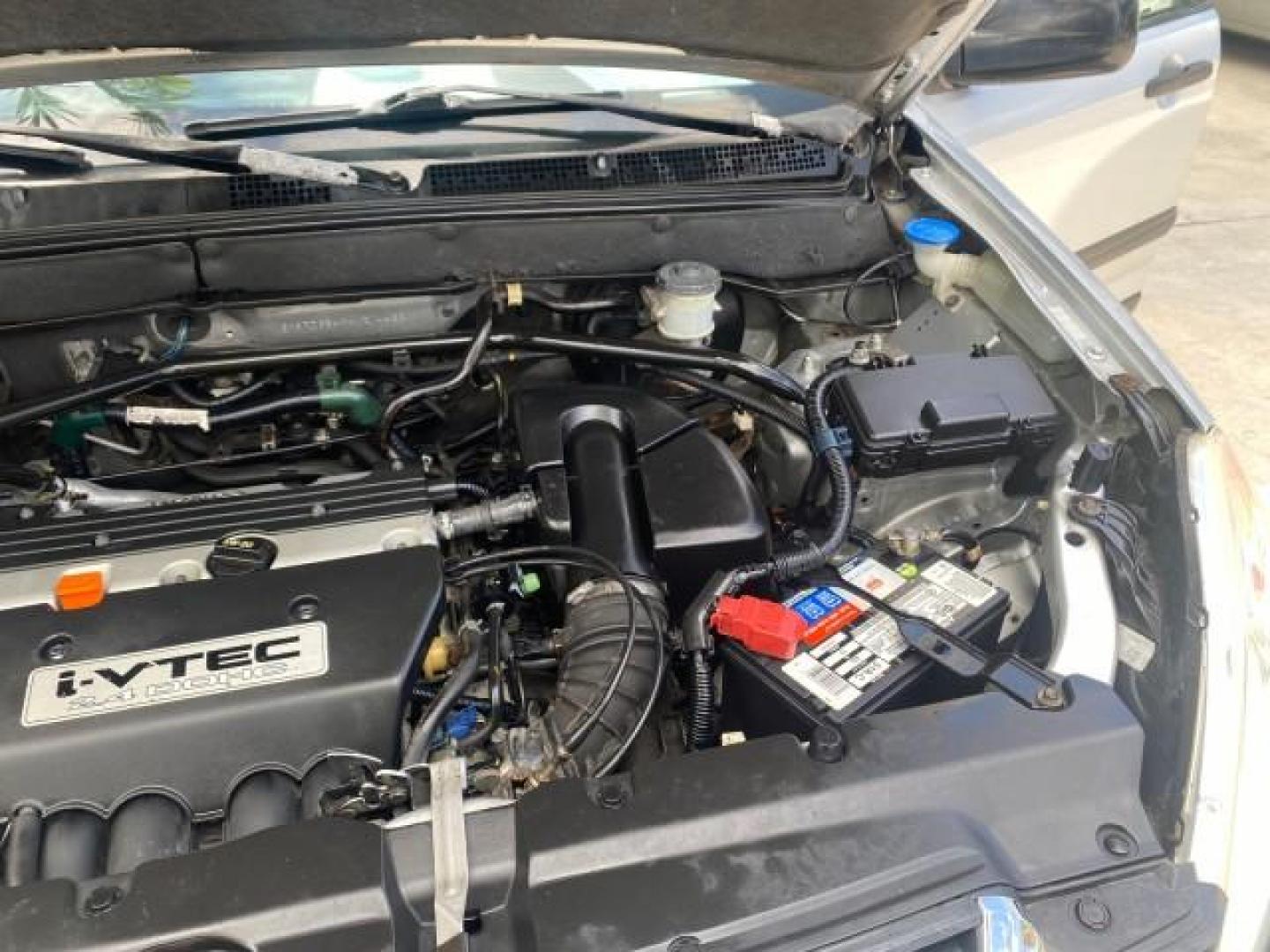 2004 Satin Silver Metallic /Black Honda CR-V LX FLORIDA 22 SERVICES (SHSRD68494U) with an 2.4L DOHC PGM-FI 16-Valve i-VTEC I4 Engine engine, Automatic transmission, located at 4701 North Dixie Hwy, Pompano Beach, FL, 33064, (954) 422-2889, 26.240938, -80.123474 - OUR WEBPAGE FLORIDACARS1.COM HAS OVER 100 PHOTOS AND FREE CARFAX LINK 2004 HONDA CR-V LX VIN: SHSRD68494U204432 S H S R D 6 8 4 9 4 U 2 0 4 4 3 2 4 DOOR WAGON/SPORT UTILITY 2.4L I4 F SOHC GASOLINE 29 MPG FRONT WHEEL DRIVE Top Features Leatherette and Cloth Basic Features AM/FM Stereo CD Audio Powe - Photo#25