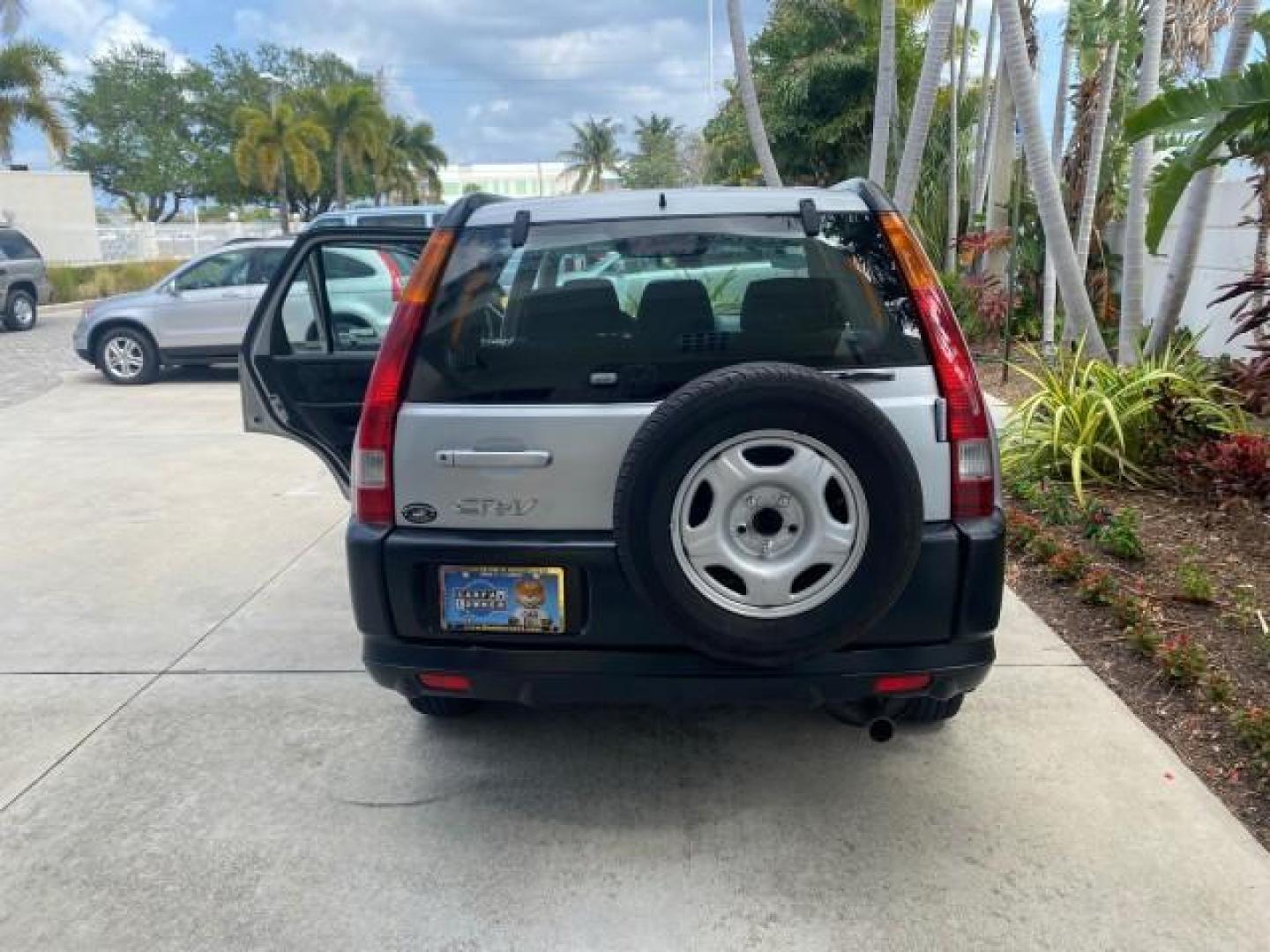 2004 Satin Silver Metallic /Black Honda CR-V LX FLORIDA 22 SERVICES (SHSRD68494U) with an 2.4L DOHC PGM-FI 16-Valve i-VTEC I4 Engine engine, Automatic transmission, located at 4701 North Dixie Hwy, Pompano Beach, FL, 33064, (954) 422-2889, 26.240938, -80.123474 - OUR WEBPAGE FLORIDACARS1.COM HAS OVER 100 PHOTOS AND FREE CARFAX LINK 2004 HONDA CR-V LX VIN: SHSRD68494U204432 S H S R D 6 8 4 9 4 U 2 0 4 4 3 2 4 DOOR WAGON/SPORT UTILITY 2.4L I4 F SOHC GASOLINE 29 MPG FRONT WHEEL DRIVE Top Features Leatherette and Cloth Basic Features AM/FM Stereo CD Audio Powe - Photo#69