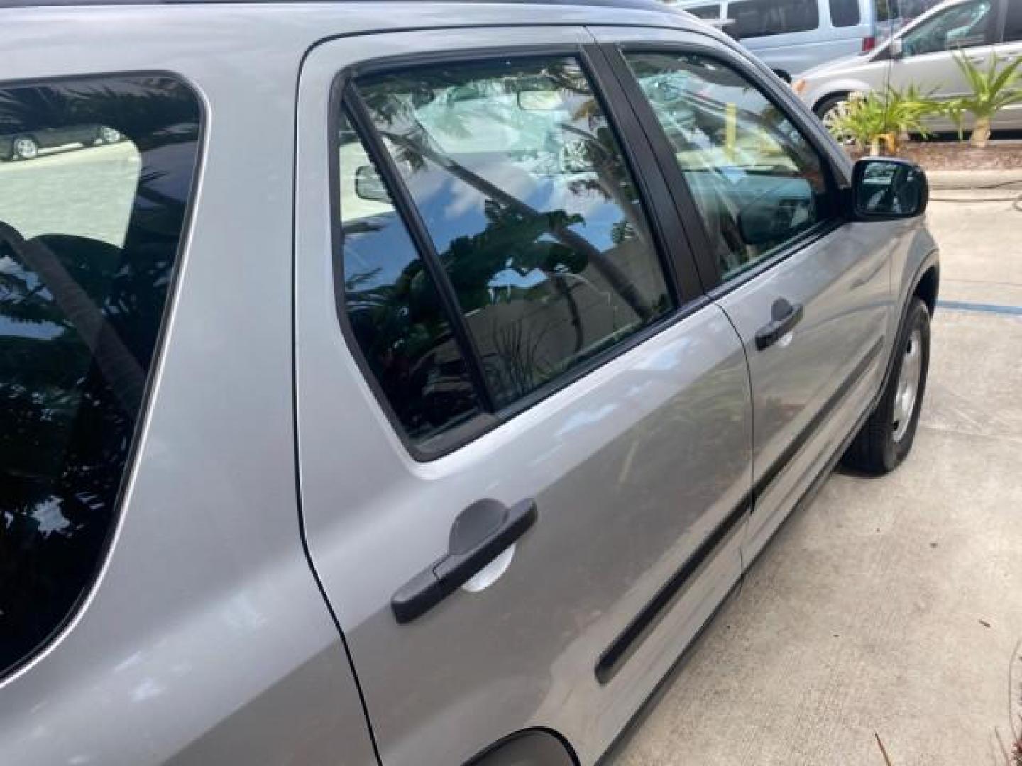 2004 Satin Silver Metallic /Black Honda CR-V LX FLORIDA 22 SERVICES (SHSRD68494U) with an 2.4L DOHC PGM-FI 16-Valve i-VTEC I4 Engine engine, Automatic transmission, located at 4701 North Dixie Hwy, Pompano Beach, FL, 33064, (954) 422-2889, 26.240938, -80.123474 - OUR WEBPAGE FLORIDACARS1.COM HAS OVER 100 PHOTOS AND FREE CARFAX LINK 2004 HONDA CR-V LX VIN: SHSRD68494U204432 S H S R D 6 8 4 9 4 U 2 0 4 4 3 2 4 DOOR WAGON/SPORT UTILITY 2.4L I4 F SOHC GASOLINE 29 MPG FRONT WHEEL DRIVE Top Features Leatherette and Cloth Basic Features AM/FM Stereo CD Audio Powe - Photo#76