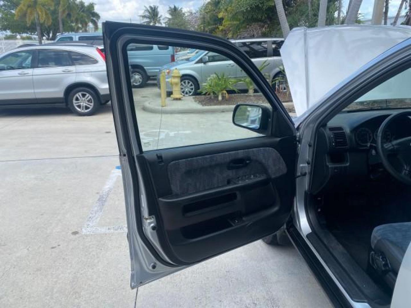 2004 Satin Silver Metallic /Black Honda CR-V LX LOW MILES 44,323 (SHSRD684X4U) with an 2.4L DOHC PGM-FI 16-Valve i-VTEC I4 Engine engine, Automatic transmission, located at 4701 North Dixie Hwy, Pompano Beach, FL, 33064, (954) 422-2889, 26.240938, -80.123474 - OUR WEBPAGE FLORIDACARS1.COM HAS OVER 100 PHOTOS AND FREE CARFAX LINK 2004 HONDA CR-V LX VIN: SHSRD684X4U202379 S H S R D 6 8 4 X 4 U 2 0 2 3 7 9 4 DOOR WAGON/SPORT UTILITY 2.4L I4 F SOHC GASOLINE 29 MPG FRONT WHEEL DRIVE Top Features Leatherette and Cloth Basic Features AM/FM Stereo CD Audio Powe - Photo#9