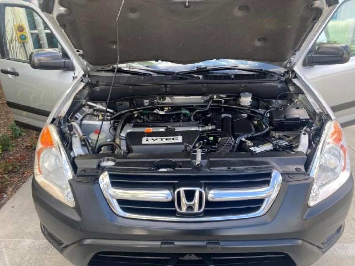 2004 Satin Silver Metallic /Black Honda CR-V LX LOW MILES 44,323 (SHSRD684X4U) with an 2.4L DOHC PGM-FI 16-Valve i-VTEC I4 Engine engine, Automatic transmission, located at 4701 North Dixie Hwy, Pompano Beach, FL, 33064, (954) 422-2889, 26.240938, -80.123474 - OUR WEBPAGE FLORIDACARS1.COM HAS OVER 100 PHOTOS AND FREE CARFAX LINK 2004 HONDA CR-V LX VIN: SHSRD684X4U202379 S H S R D 6 8 4 X 4 U 2 0 2 3 7 9 4 DOOR WAGON/SPORT UTILITY 2.4L I4 F SOHC GASOLINE 29 MPG FRONT WHEEL DRIVE Top Features Leatherette and Cloth Basic Features AM/FM Stereo CD Audio Powe - Photo#17