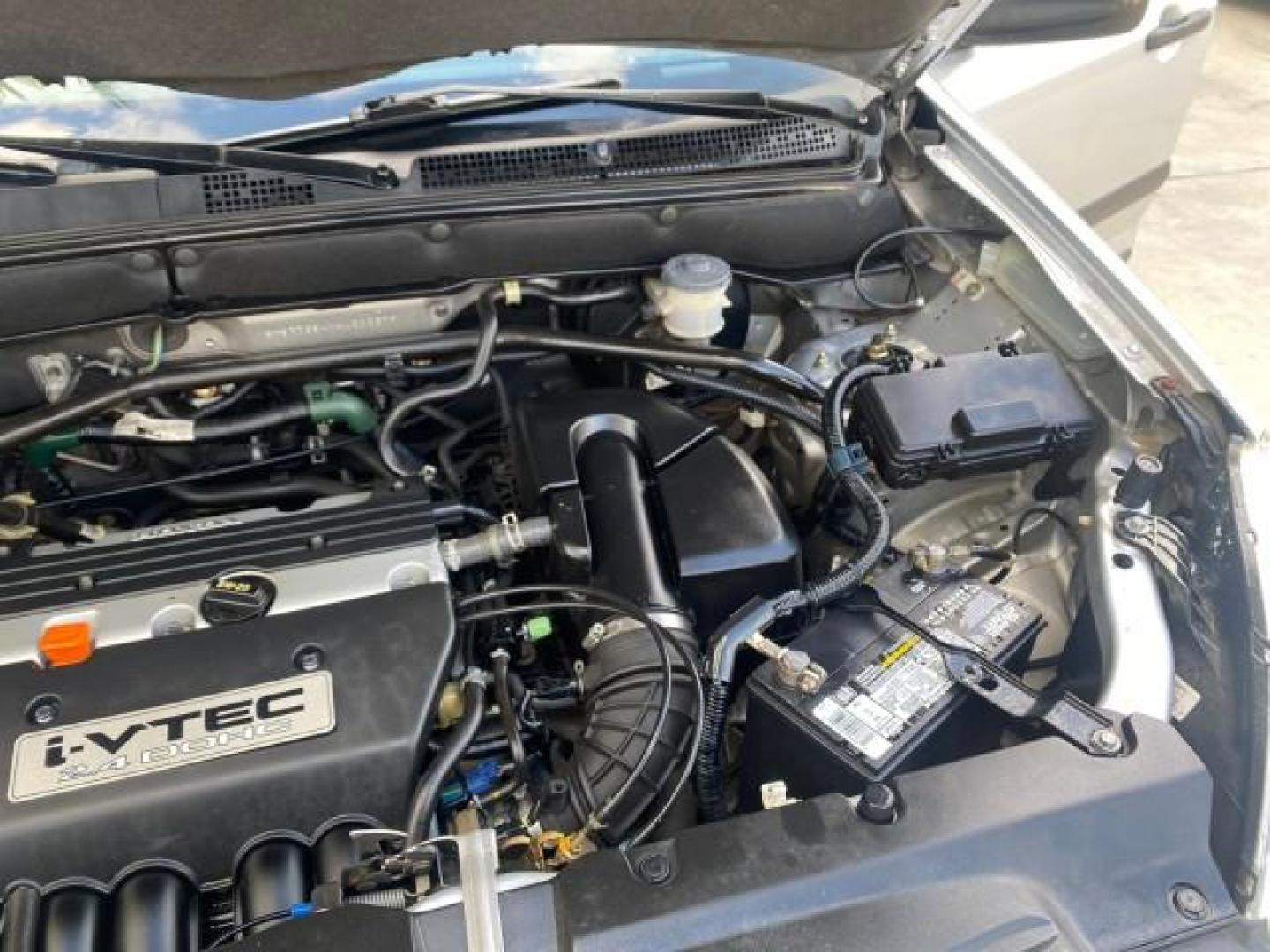 2004 Satin Silver Metallic /Black Honda CR-V LX LOW MILES 44,323 (SHSRD684X4U) with an 2.4L DOHC PGM-FI 16-Valve i-VTEC I4 Engine engine, Automatic transmission, located at 4701 North Dixie Hwy, Pompano Beach, FL, 33064, (954) 422-2889, 26.240938, -80.123474 - OUR WEBPAGE FLORIDACARS1.COM HAS OVER 100 PHOTOS AND FREE CARFAX LINK 2004 HONDA CR-V LX VIN: SHSRD684X4U202379 S H S R D 6 8 4 X 4 U 2 0 2 3 7 9 4 DOOR WAGON/SPORT UTILITY 2.4L I4 F SOHC GASOLINE 29 MPG FRONT WHEEL DRIVE Top Features Leatherette and Cloth Basic Features AM/FM Stereo CD Audio Powe - Photo#24