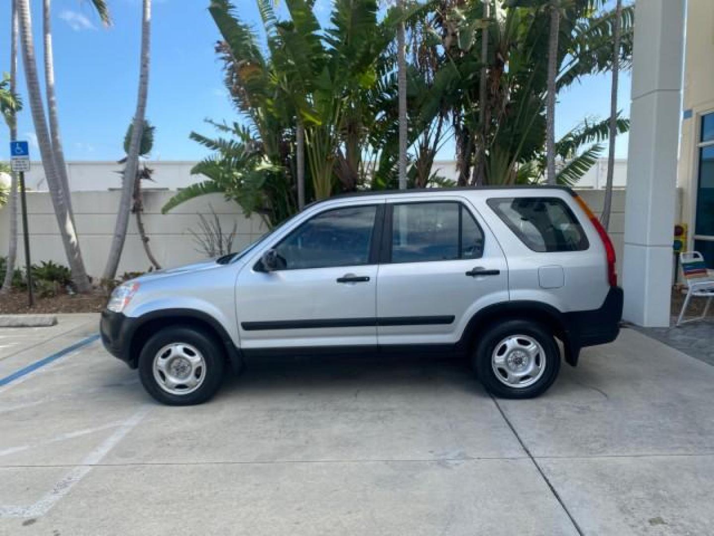 2004 Satin Silver Metallic /Black Honda CR-V LX LOW MILES 44,323 (SHSRD684X4U) with an 2.4L DOHC PGM-FI 16-Valve i-VTEC I4 Engine engine, Automatic transmission, located at 4701 North Dixie Hwy, Pompano Beach, FL, 33064, (954) 422-2889, 26.240938, -80.123474 - OUR WEBPAGE FLORIDACARS1.COM HAS OVER 100 PHOTOS AND FREE CARFAX LINK 2004 HONDA CR-V LX VIN: SHSRD684X4U202379 S H S R D 6 8 4 X 4 U 2 0 2 3 7 9 4 DOOR WAGON/SPORT UTILITY 2.4L I4 F SOHC GASOLINE 29 MPG FRONT WHEEL DRIVE Top Features Leatherette and Cloth Basic Features AM/FM Stereo CD Audio Powe - Photo#4