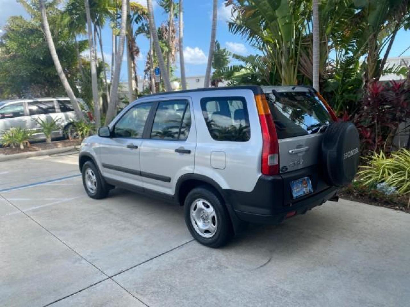 2004 Satin Silver Metallic /Black Honda CR-V LX LOW MILES 44,323 (SHSRD684X4U) with an 2.4L DOHC PGM-FI 16-Valve i-VTEC I4 Engine engine, Automatic transmission, located at 4701 North Dixie Hwy, Pompano Beach, FL, 33064, (954) 422-2889, 26.240938, -80.123474 - OUR WEBPAGE FLORIDACARS1.COM HAS OVER 100 PHOTOS AND FREE CARFAX LINK 2004 HONDA CR-V LX VIN: SHSRD684X4U202379 S H S R D 6 8 4 X 4 U 2 0 2 3 7 9 4 DOOR WAGON/SPORT UTILITY 2.4L I4 F SOHC GASOLINE 29 MPG FRONT WHEEL DRIVE Top Features Leatherette and Cloth Basic Features AM/FM Stereo CD Audio Powe - Photo#5