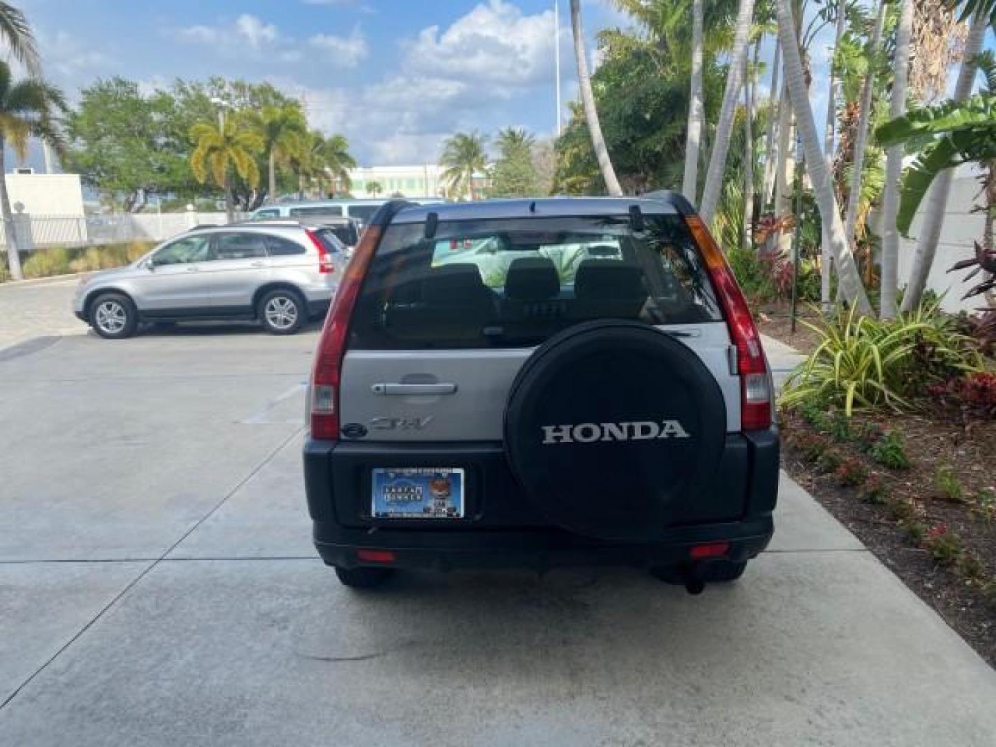 2004 Satin Silver Metallic /Black Honda CR-V LX LOW MILES 44,323 (SHSRD684X4U) with an 2.4L DOHC PGM-FI 16-Valve i-VTEC I4 Engine engine, Automatic transmission, located at 4701 North Dixie Hwy, Pompano Beach, FL, 33064, (954) 422-2889, 26.240938, -80.123474 - OUR WEBPAGE FLORIDACARS1.COM HAS OVER 100 PHOTOS AND FREE CARFAX LINK 2004 HONDA CR-V LX VIN: SHSRD684X4U202379 S H S R D 6 8 4 X 4 U 2 0 2 3 7 9 4 DOOR WAGON/SPORT UTILITY 2.4L I4 F SOHC GASOLINE 29 MPG FRONT WHEEL DRIVE Top Features Leatherette and Cloth Basic Features AM/FM Stereo CD Audio Powe - Photo#6