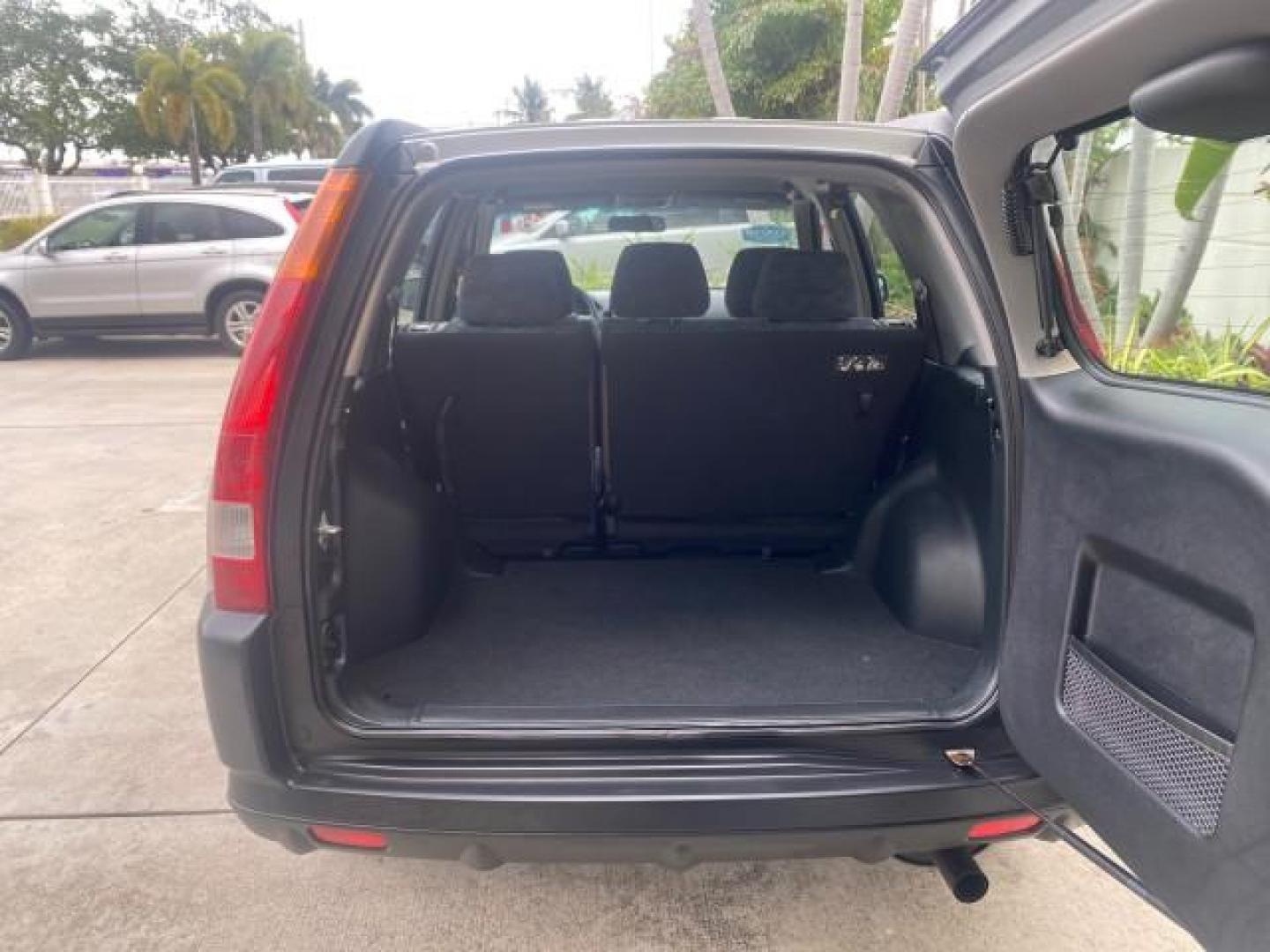2004 Satin Silver Metallic /Black Honda CR-V LX LOW MILES 44,323 (SHSRD684X4U) with an 2.4L DOHC PGM-FI 16-Valve i-VTEC I4 Engine engine, Automatic transmission, located at 4701 North Dixie Hwy, Pompano Beach, FL, 33064, (954) 422-2889, 26.240938, -80.123474 - OUR WEBPAGE FLORIDACARS1.COM HAS OVER 100 PHOTOS AND FREE CARFAX LINK 2004 HONDA CR-V LX VIN: SHSRD684X4U202379 S H S R D 6 8 4 X 4 U 2 0 2 3 7 9 4 DOOR WAGON/SPORT UTILITY 2.4L I4 F SOHC GASOLINE 29 MPG FRONT WHEEL DRIVE Top Features Leatherette and Cloth Basic Features AM/FM Stereo CD Audio Powe - Photo#76