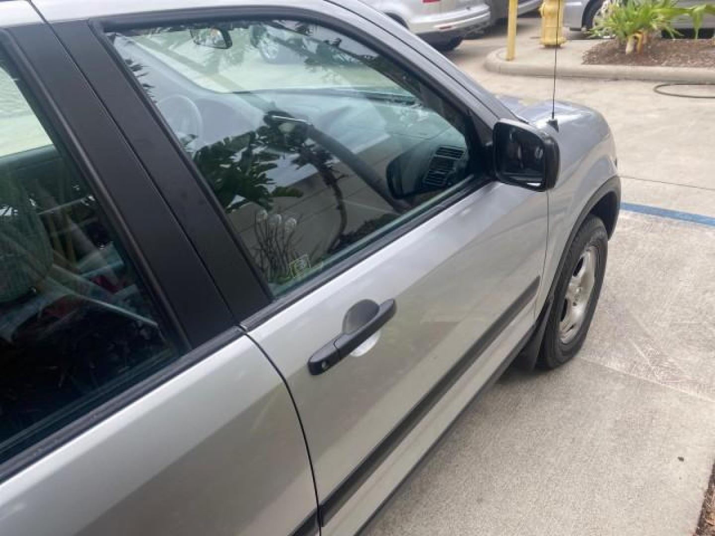 2004 Satin Silver Metallic /Black Honda CR-V LX LOW MILES 44,323 (SHSRD684X4U) with an 2.4L DOHC PGM-FI 16-Valve i-VTEC I4 Engine engine, Automatic transmission, located at 4701 North Dixie Hwy, Pompano Beach, FL, 33064, (954) 422-2889, 26.240938, -80.123474 - OUR WEBPAGE FLORIDACARS1.COM HAS OVER 100 PHOTOS AND FREE CARFAX LINK 2004 HONDA CR-V LX VIN: SHSRD684X4U202379 S H S R D 6 8 4 X 4 U 2 0 2 3 7 9 4 DOOR WAGON/SPORT UTILITY 2.4L I4 F SOHC GASOLINE 29 MPG FRONT WHEEL DRIVE Top Features Leatherette and Cloth Basic Features AM/FM Stereo CD Audio Powe - Photo#90