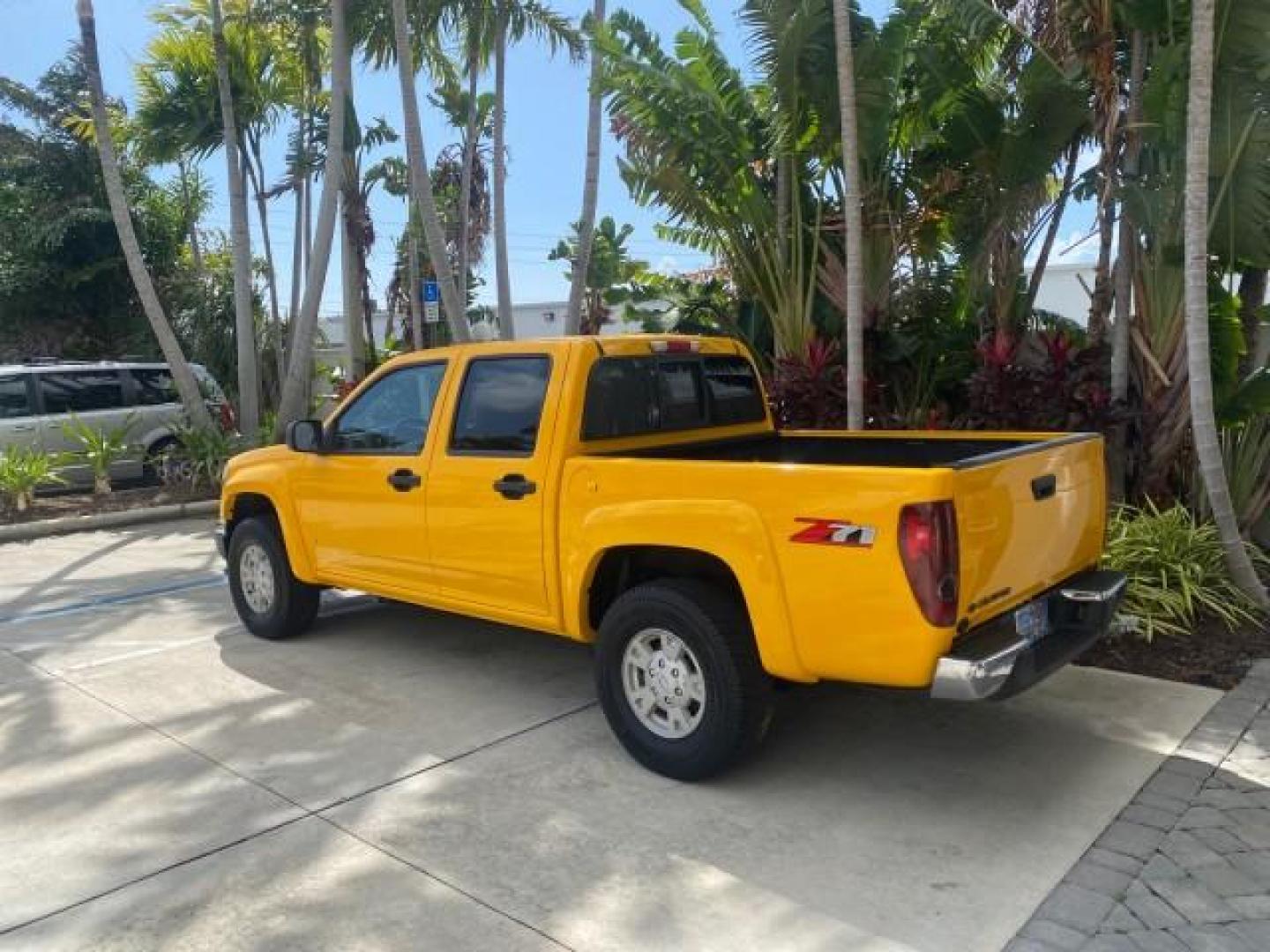 2006 Yellow /Light Cashmere Chevrolet Colorado LT FLORIDA LOW MILES 76.163 (1GCDS136768) with an 3.5L DOHC 5-Cyl MFI Engine engine, Automatic transmission, located at 4701 North Dixie Hwy, Pompano Beach, FL, 33064, (954) 422-2889, 26.240938, -80.123474 - OUR WEBPAGE FLORIDACARS1.COM HAS OVER 100 PHOTOS AND FREE CARFAX LINK 2006 CHEVROLET COLORADO LT Z71 VIN: 1GCDS136768220473 1 G C D S 1 3 6 7 6 8 2 2 0 4 7 3 CREW PICKUP 3.5L I5 F GASOLINE REAR WHEEL DRIVE Top Features Alloy Wheels Comfort Package Cloth Seats Convenience Package Basic Features ABS B - Photo#5