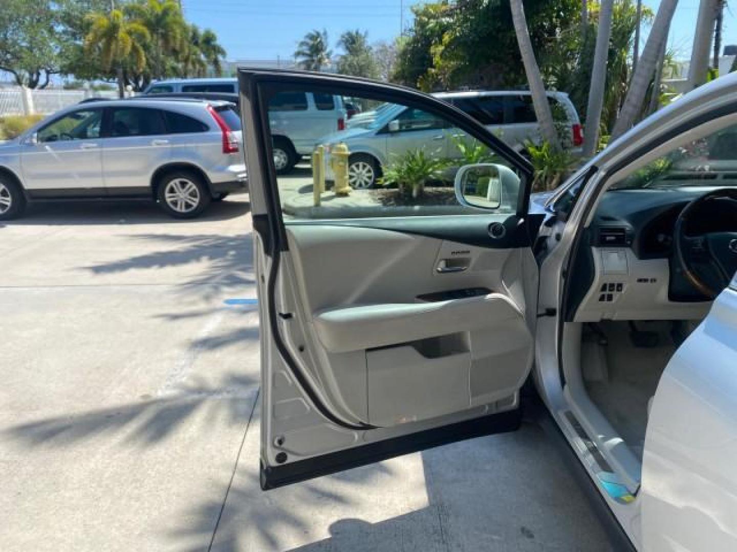 2010 Starfire Pearl /Light Gray Lexus RX 350 1 NC LOW MILES 83,532 AWD (2T2BK1BA8AC) with an 3.5L DOHC SFI 24-Valve V6 Engine engine, Automatic transmission, located at 4701 North Dixie Hwy, Pompano Beach, FL, 33064, (954) 422-2889, 26.240938, -80.123474 - OUR WEBPAGE FLORIDACARS1.COM HAS OVER 100 PHOTOS AND FREE CARFAX LINK 2010 LEXUS RX 350 NAVIGATION VIN: 2T2BK1BA8AC005951 2 T 2 B K 1 B A 8 A C 0 0 5 9 5 1 4 DOOR WAGON/SPORT UTILITY 3.5L V6 F DOHC 24V GASOLINE ALL WHEEL DRIVE Top Features 4WD/AWD Leather Seats Alloy Wheels Satellite Radio Ready Blu - Photo#9