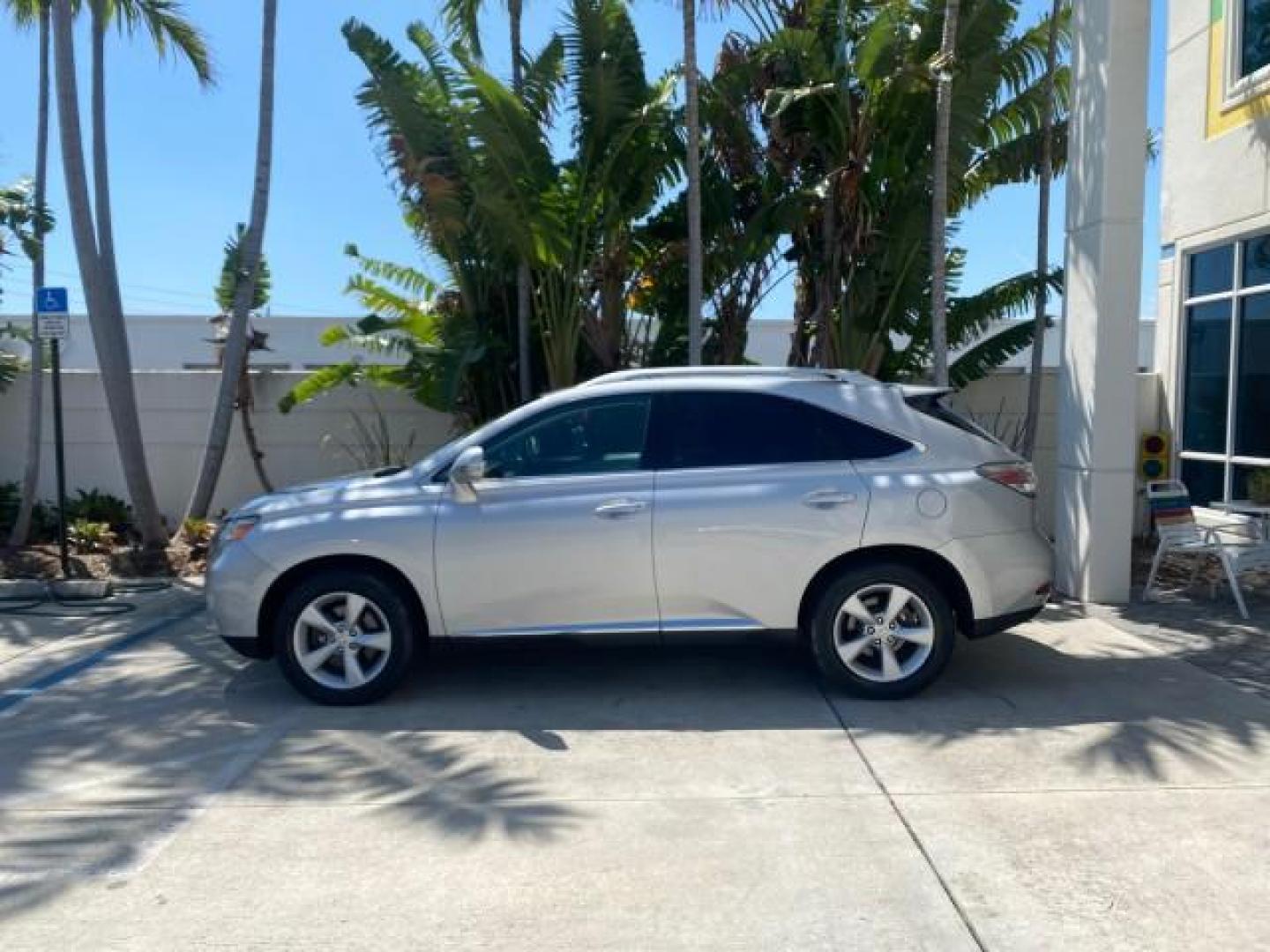 2010 Starfire Pearl /Light Gray Lexus RX 350 1 NC LOW MILES 83,532 AWD (2T2BK1BA8AC) with an 3.5L DOHC SFI 24-Valve V6 Engine engine, Automatic transmission, located at 4701 North Dixie Hwy, Pompano Beach, FL, 33064, (954) 422-2889, 26.240938, -80.123474 - OUR WEBPAGE FLORIDACARS1.COM HAS OVER 100 PHOTOS AND FREE CARFAX LINK 2010 LEXUS RX 350 NAVIGATION VIN: 2T2BK1BA8AC005951 2 T 2 B K 1 B A 8 A C 0 0 5 9 5 1 4 DOOR WAGON/SPORT UTILITY 3.5L V6 F DOHC 24V GASOLINE ALL WHEEL DRIVE Top Features 4WD/AWD Leather Seats Alloy Wheels Satellite Radio Ready Blu - Photo#4
