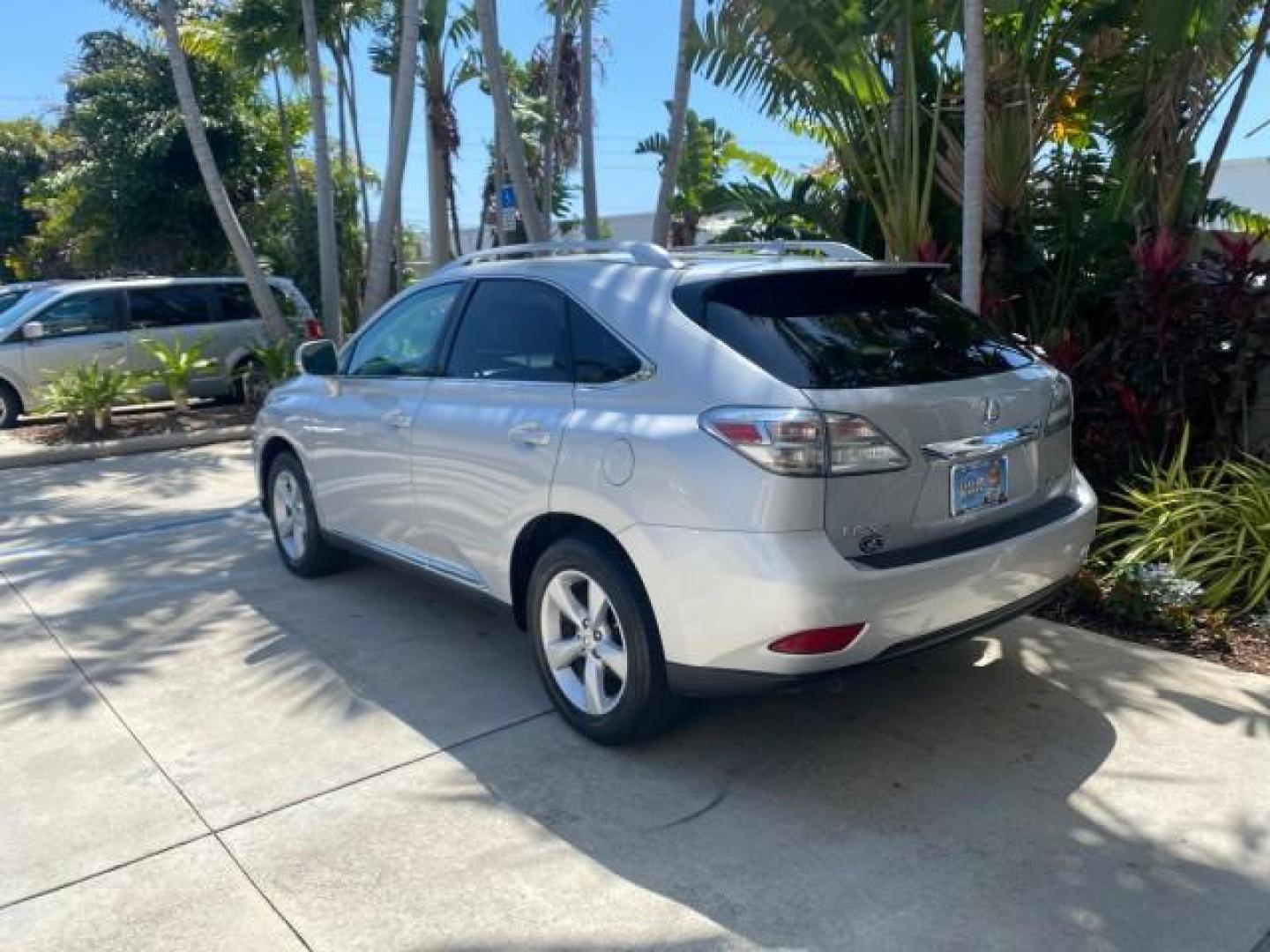 2010 Starfire Pearl /Light Gray Lexus RX 350 1 NC LOW MILES 83,532 AWD (2T2BK1BA8AC) with an 3.5L DOHC SFI 24-Valve V6 Engine engine, Automatic transmission, located at 4701 North Dixie Hwy, Pompano Beach, FL, 33064, (954) 422-2889, 26.240938, -80.123474 - OUR WEBPAGE FLORIDACARS1.COM HAS OVER 100 PHOTOS AND FREE CARFAX LINK 2010 LEXUS RX 350 NAVIGATION VIN: 2T2BK1BA8AC005951 2 T 2 B K 1 B A 8 A C 0 0 5 9 5 1 4 DOOR WAGON/SPORT UTILITY 3.5L V6 F DOHC 24V GASOLINE ALL WHEEL DRIVE Top Features 4WD/AWD Leather Seats Alloy Wheels Satellite Radio Ready Blu - Photo#5
