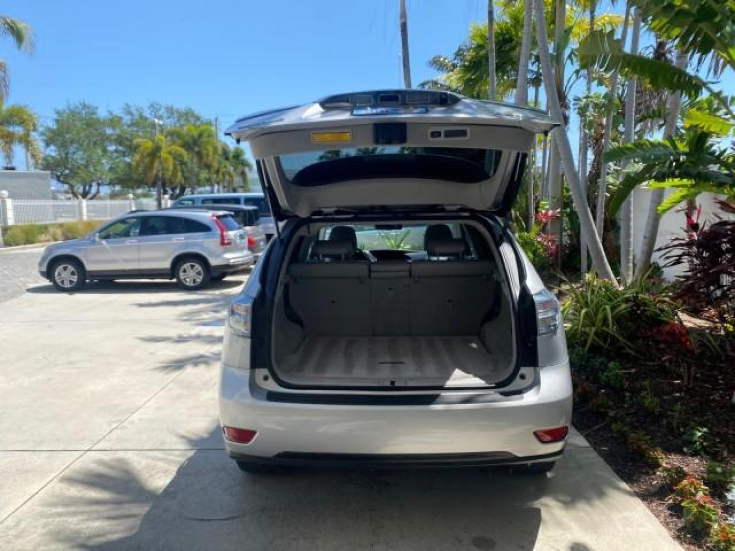2010 Starfire Pearl /Light Gray Lexus RX 350 1 NC LOW MILES 83,532 AWD (2T2BK1BA8AC) with an 3.5L DOHC SFI 24-Valve V6 Engine engine, Automatic transmission, located at 4701 North Dixie Hwy, Pompano Beach, FL, 33064, (954) 422-2889, 26.240938, -80.123474 - OUR WEBPAGE FLORIDACARS1.COM HAS OVER 100 PHOTOS AND FREE CARFAX LINK 2010 LEXUS RX 350 NAVIGATION VIN: 2T2BK1BA8AC005951 2 T 2 B K 1 B A 8 A C 0 0 5 9 5 1 4 DOOR WAGON/SPORT UTILITY 3.5L V6 F DOHC 24V GASOLINE ALL WHEEL DRIVE Top Features 4WD/AWD Leather Seats Alloy Wheels Satellite Radio Ready Blu - Photo#79