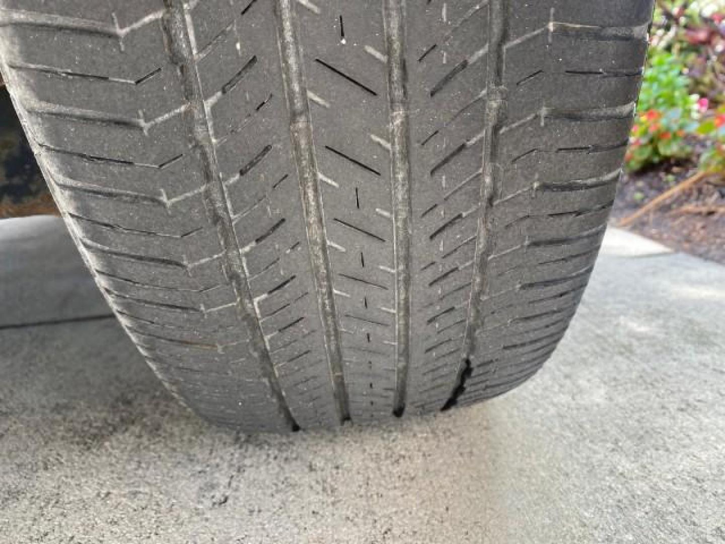 2010 Starfire Pearl /Light Gray Lexus RX 350 1 NC LOW MILES 83,532 AWD (2T2BK1BA8AC) with an 3.5L DOHC SFI 24-Valve V6 Engine engine, Automatic transmission, located at 4701 North Dixie Hwy, Pompano Beach, FL, 33064, (954) 422-2889, 26.240938, -80.123474 - OUR WEBPAGE FLORIDACARS1.COM HAS OVER 100 PHOTOS AND FREE CARFAX LINK 2010 LEXUS RX 350 NAVIGATION VIN: 2T2BK1BA8AC005951 2 T 2 B K 1 B A 8 A C 0 0 5 9 5 1 4 DOOR WAGON/SPORT UTILITY 3.5L V6 F DOHC 24V GASOLINE ALL WHEEL DRIVE Top Features 4WD/AWD Leather Seats Alloy Wheels Satellite Radio Ready Blu - Photo#85