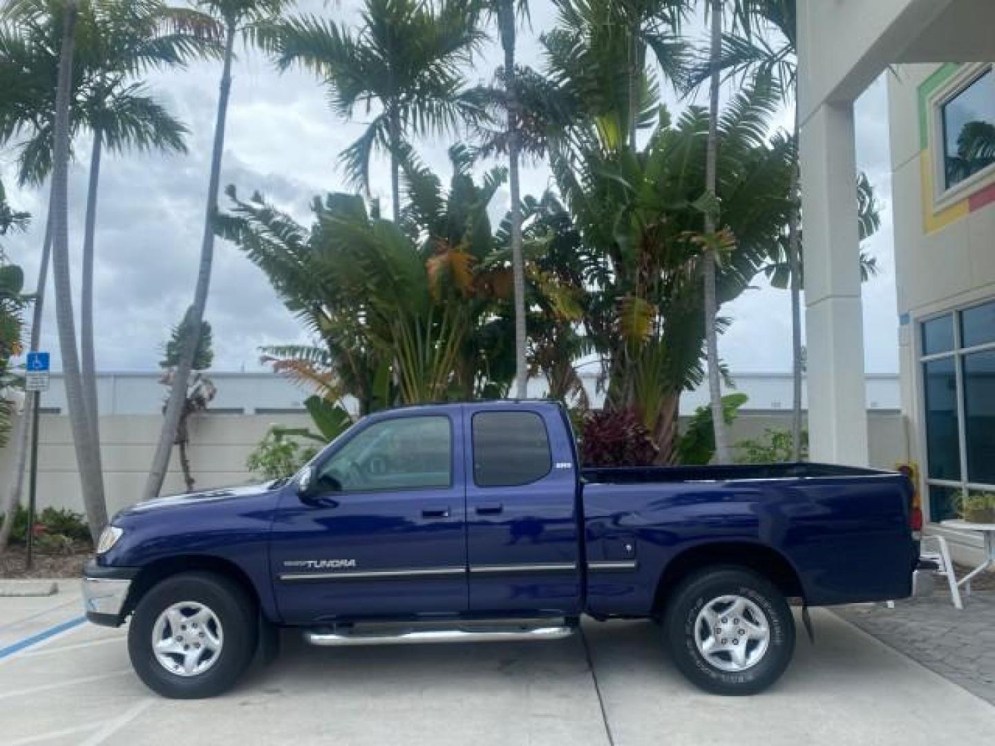 2000 Stellar Blue Pearl /Gray Toyota Tundra V8 SR5 FLORIDA LIKE NEW (5TBRT3410YS) with an 4.7L DOHC EFI 32-Valve V8 i-Force Engine engine, Automatic transmission, located at 4701 North Dixie Hwy, Pompano Beach, FL, 33064, (954) 422-2889, 26.240938, -80.123474 - OUR WEBPAGE FLORIDACARS1.COM HAS OVER 100 PHOTOS AND FREE CARFAX LINK 2000 TOYOTA TUNDRA SR5 VIN: 5TBRT3410YS002335 5 T B R T 3 4 1 0 Y S 0 0 2 3 3 5 4 DOOR EXTENDED CAB PICKUP 4.7L V8 F DOHC 32V GASOLINE REAR WHEEL DRIVE Highlighted Features Bed Liner Cloth Seats ABS Brakes Automatic Transmission P - Photo#4