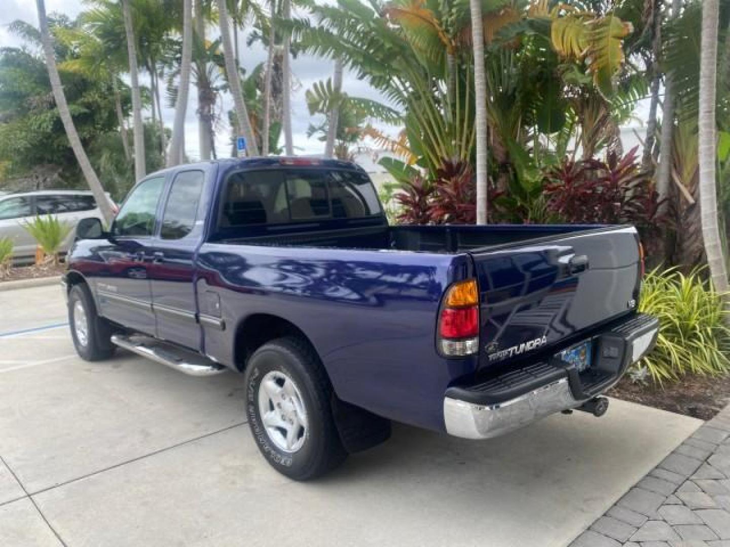 2000 Stellar Blue Pearl /Gray Toyota Tundra V8 SR5 FLORIDA LIKE NEW (5TBRT3410YS) with an 4.7L DOHC EFI 32-Valve V8 i-Force Engine engine, Automatic transmission, located at 4701 North Dixie Hwy, Pompano Beach, FL, 33064, (954) 422-2889, 26.240938, -80.123474 - OUR WEBPAGE FLORIDACARS1.COM HAS OVER 100 PHOTOS AND FREE CARFAX LINK 2000 TOYOTA TUNDRA SR5 VIN: 5TBRT3410YS002335 5 T B R T 3 4 1 0 Y S 0 0 2 3 3 5 4 DOOR EXTENDED CAB PICKUP 4.7L V8 F DOHC 32V GASOLINE REAR WHEEL DRIVE Highlighted Features Bed Liner Cloth Seats ABS Brakes Automatic Transmission P - Photo#5
