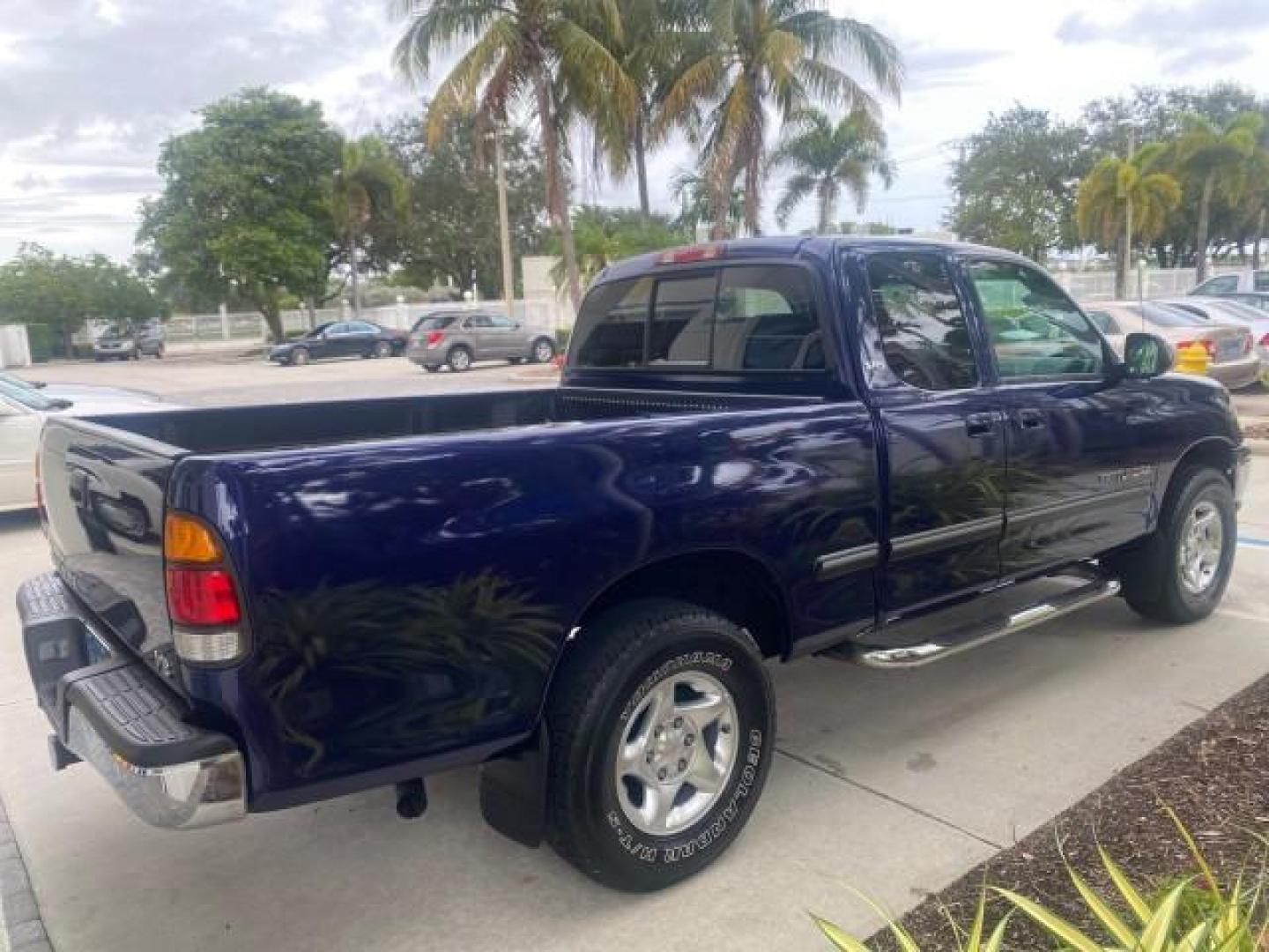 2000 Stellar Blue Pearl /Gray Toyota Tundra V8 SR5 FLORIDA LIKE NEW (5TBRT3410YS) with an 4.7L DOHC EFI 32-Valve V8 i-Force Engine engine, Automatic transmission, located at 4701 North Dixie Hwy, Pompano Beach, FL, 33064, (954) 422-2889, 26.240938, -80.123474 - OUR WEBPAGE FLORIDACARS1.COM HAS OVER 100 PHOTOS AND FREE CARFAX LINK 2000 TOYOTA TUNDRA SR5 VIN: 5TBRT3410YS002335 5 T B R T 3 4 1 0 Y S 0 0 2 3 3 5 4 DOOR EXTENDED CAB PICKUP 4.7L V8 F DOHC 32V GASOLINE REAR WHEEL DRIVE Highlighted Features Bed Liner Cloth Seats ABS Brakes Automatic Transmission P - Photo#7