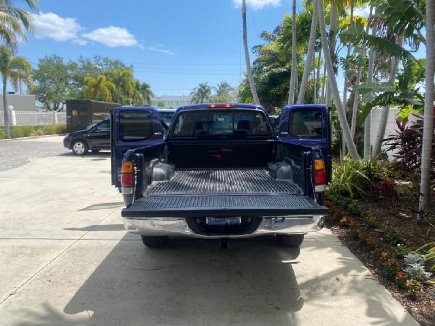 2000 Stellar Blue Pearl /Gray Toyota Tundra V 8 SR5 FLORIDA LIKE NEW (5TBRT3410YS) with an 4.7L DOHC EFI 32-Valve V8 i-Force Engine engine, Automatic transmission, located at 4701 North Dixie Hwy, Pompano Beach, FL, 33064, (954) 422-2889, 26.240938, -80.123474 - OUR WEBPAGE FLORIDACARS1.COM HAS OVER 100 PHOTOS AND FREE CARFAX LINK 2000 TOYOTA TUNDRA SR5 VIN: 5TBRT3410YS002335 5 T B R T 3 4 1 0 Y S 0 0 2 3 3 5 4 DOOR EXTENDED CAB PICKUP 4.7L V8 F DOHC 32V GASOLINE REAR WHEEL DRIVE Highlighted Features Bed Liner Cloth Seats ABS Brakes Automatic Transmission P - Photo#15