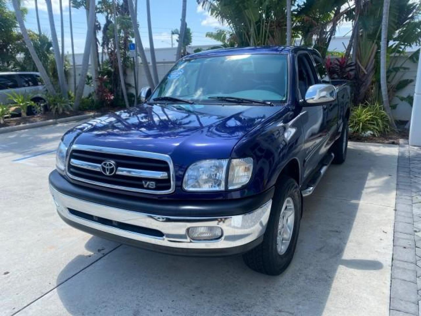 2000 Stellar Blue Pearl /Gray Toyota Tundra V 8 SR5 FLORIDA LIKE NEW (5TBRT3410YS) with an 4.7L DOHC EFI 32-Valve V8 i-Force Engine engine, Automatic transmission, located at 4701 North Dixie Hwy, Pompano Beach, FL, 33064, (954) 422-2889, 26.240938, -80.123474 - OUR WEBPAGE FLORIDACARS1.COM HAS OVER 100 PHOTOS AND FREE CARFAX LINK 2000 TOYOTA TUNDRA SR5 VIN: 5TBRT3410YS002335 5 T B R T 3 4 1 0 Y S 0 0 2 3 3 5 4 DOOR EXTENDED CAB PICKUP 4.7L V8 F DOHC 32V GASOLINE REAR WHEEL DRIVE Highlighted Features Bed Liner Cloth Seats ABS Brakes Automatic Transmission P - Photo#3