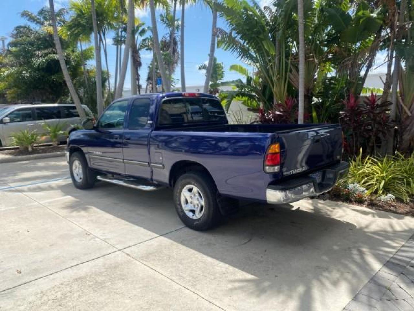 2000 Stellar Blue Pearl /Gray Toyota Tundra V 8 SR5 FLORIDA LIKE NEW (5TBRT3410YS) with an 4.7L DOHC EFI 32-Valve V8 i-Force Engine engine, Automatic transmission, located at 4701 North Dixie Hwy, Pompano Beach, FL, 33064, (954) 422-2889, 26.240938, -80.123474 - OUR WEBPAGE FLORIDACARS1.COM HAS OVER 100 PHOTOS AND FREE CARFAX LINK 2000 TOYOTA TUNDRA SR5 VIN: 5TBRT3410YS002335 5 T B R T 3 4 1 0 Y S 0 0 2 3 3 5 4 DOOR EXTENDED CAB PICKUP 4.7L V8 F DOHC 32V GASOLINE REAR WHEEL DRIVE Highlighted Features Bed Liner Cloth Seats ABS Brakes Automatic Transmission P - Photo#5