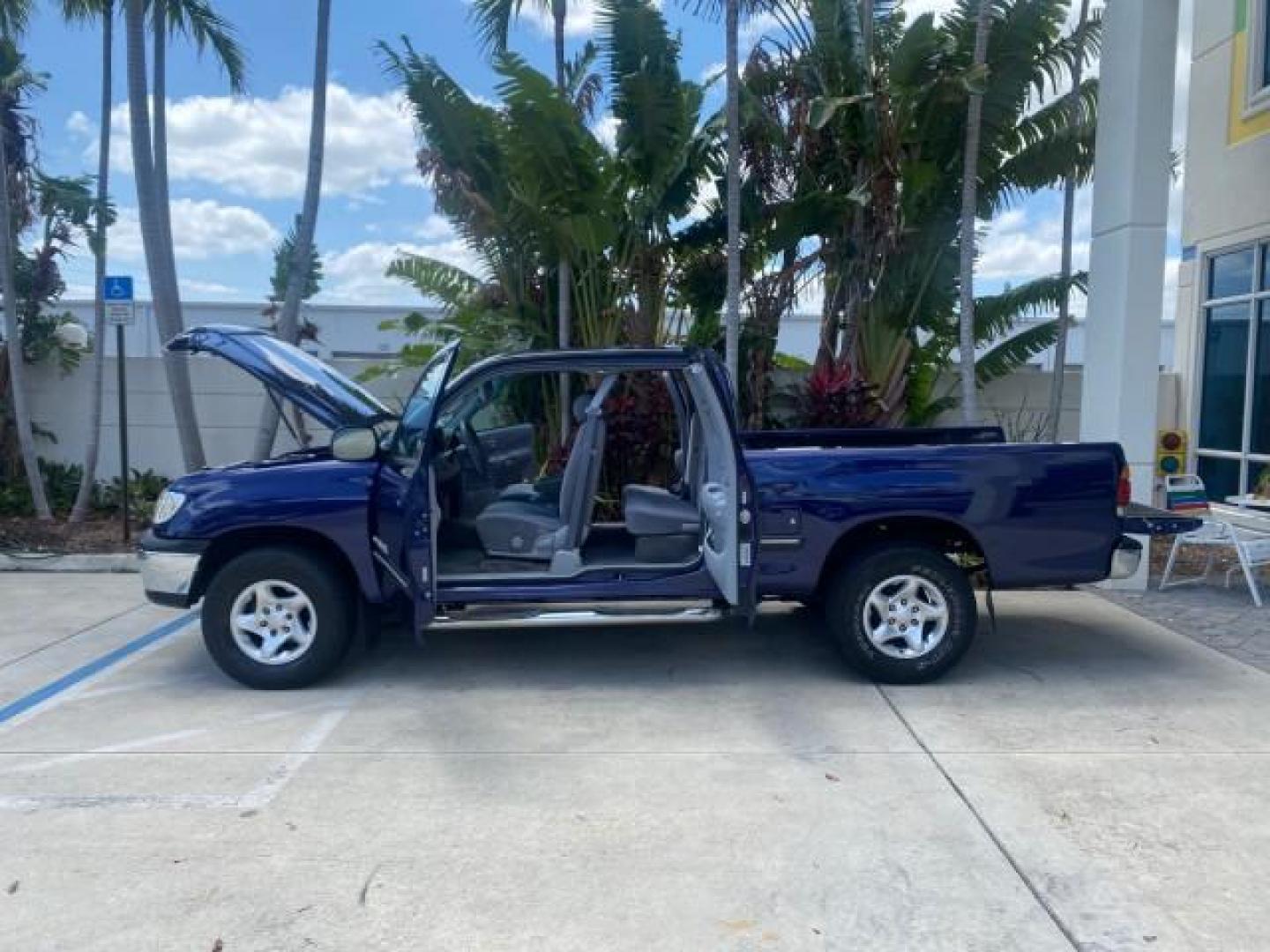 2000 Stellar Blue Pearl /Gray Toyota Tundra V 8 SR5 FLORIDA LIKE NEW (5TBRT3410YS) with an 4.7L DOHC EFI 32-Valve V8 i-Force Engine engine, Automatic transmission, located at 4701 North Dixie Hwy, Pompano Beach, FL, 33064, (954) 422-2889, 26.240938, -80.123474 - OUR WEBPAGE FLORIDACARS1.COM HAS OVER 100 PHOTOS AND FREE CARFAX LINK 2000 TOYOTA TUNDRA SR5 VIN: 5TBRT3410YS002335 5 T B R T 3 4 1 0 Y S 0 0 2 3 3 5 4 DOOR EXTENDED CAB PICKUP 4.7L V8 F DOHC 32V GASOLINE REAR WHEEL DRIVE Highlighted Features Bed Liner Cloth Seats ABS Brakes Automatic Transmission P - Photo#8