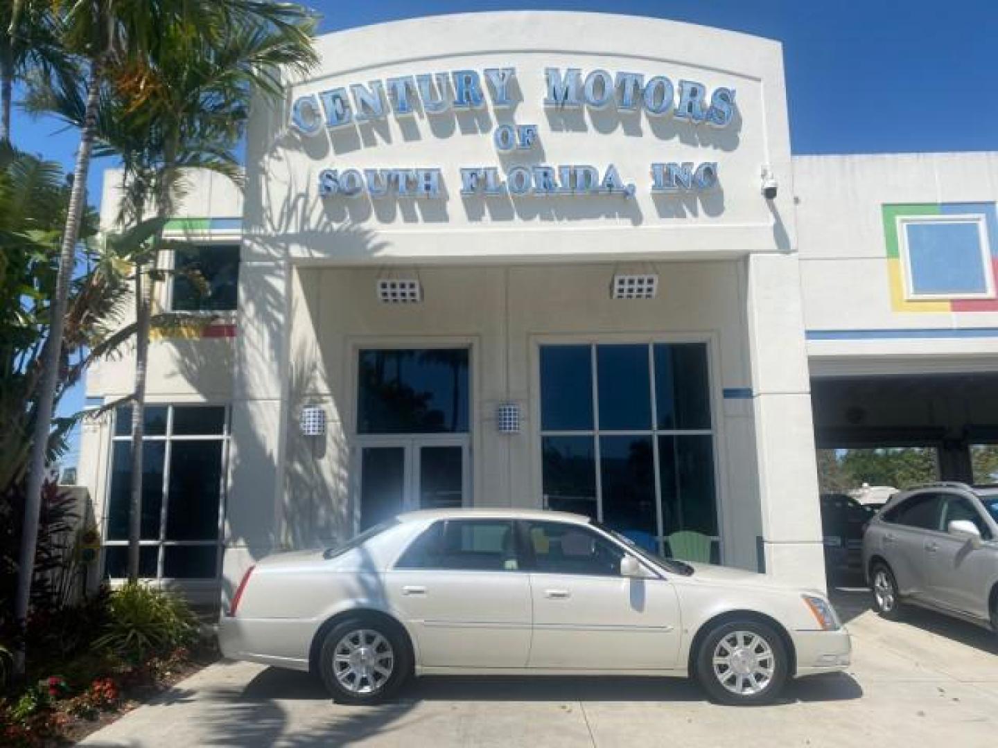 2008 White Diamond Tricoat /Light Linen Cadillac DTS 1 OWNER LOW MILES 25,325 (1G6KD57Y28U) with an Northstar 4.6L DOHC V8 Engine engine, Automatic transmission, located at 4701 North Dixie Hwy, Pompano Beach, FL, 33064, (954) 422-2889, 26.240938, -80.123474 - OUR WEBPAGE FLORIDACARS1.COM HAS OVER 100 PHOTOS AND FREE CARFAX LINK 2008 CADILLAC DTS VIN: 1G6KD57Y28U201203 1 G 6 K D 5 7 Y 2 8 U 2 0 1 2 0 3 SEDAN 4 DR 4.6L V8 F GASOLINE FRONT WHEEL DRIVE Top Features A/C Seat(s) Leather Seats Alloy Wheels Memory Seat(s) BOSE Sound System Parking Sensors Blind - Photo#0