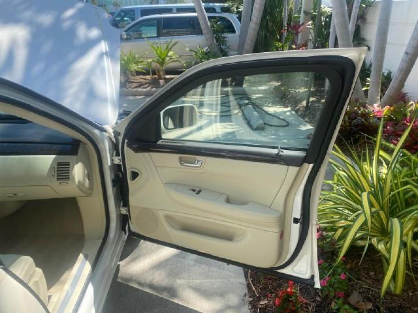 2008 White Diamond Tricoat /Light Linen Cadillac DTS 1 OWNER LOW MILES 25,325 (1G6KD57Y28U) with an Northstar 4.6L DOHC V8 Engine engine, Automatic transmission, located at 4701 North Dixie Hwy, Pompano Beach, FL, 33064, (954) 422-2889, 26.240938, -80.123474 - OUR WEBPAGE FLORIDACARS1.COM HAS OVER 100 PHOTOS AND FREE CARFAX LINK 2008 CADILLAC DTS VIN: 1G6KD57Y28U201203 1 G 6 K D 5 7 Y 2 8 U 2 0 1 2 0 3 SEDAN 4 DR 4.6L V8 F GASOLINE FRONT WHEEL DRIVE Top Features A/C Seat(s) Leather Seats Alloy Wheels Memory Seat(s) BOSE Sound System Parking Sensors Blind - Photo#11