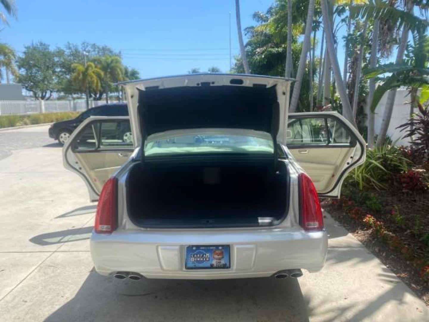 2008 White Diamond Tricoat /Light Linen Cadillac DTS 1 OWNER LOW MILES 25,325 (1G6KD57Y28U) with an Northstar 4.6L DOHC V8 Engine engine, Automatic transmission, located at 4701 North Dixie Hwy, Pompano Beach, FL, 33064, (954) 422-2889, 26.240938, -80.123474 - OUR WEBPAGE FLORIDACARS1.COM HAS OVER 100 PHOTOS AND FREE CARFAX LINK 2008 CADILLAC DTS VIN: 1G6KD57Y28U201203 1 G 6 K D 5 7 Y 2 8 U 2 0 1 2 0 3 SEDAN 4 DR 4.6L V8 F GASOLINE FRONT WHEEL DRIVE Top Features A/C Seat(s) Leather Seats Alloy Wheels Memory Seat(s) BOSE Sound System Parking Sensors Blind - Photo#15