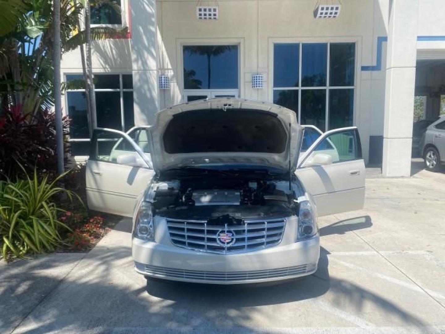 2008 White Diamond Tricoat /Light Linen Cadillac DTS 1 OWNER LOW MILES 25,325 (1G6KD57Y28U) with an Northstar 4.6L DOHC V8 Engine engine, Automatic transmission, located at 4701 North Dixie Hwy, Pompano Beach, FL, 33064, (954) 422-2889, 26.240938, -80.123474 - OUR WEBPAGE FLORIDACARS1.COM HAS OVER 100 PHOTOS AND FREE CARFAX LINK 2008 CADILLAC DTS VIN: 1G6KD57Y28U201203 1 G 6 K D 5 7 Y 2 8 U 2 0 1 2 0 3 SEDAN 4 DR 4.6L V8 F GASOLINE FRONT WHEEL DRIVE Top Features A/C Seat(s) Leather Seats Alloy Wheels Memory Seat(s) BOSE Sound System Parking Sensors Blind - Photo#16