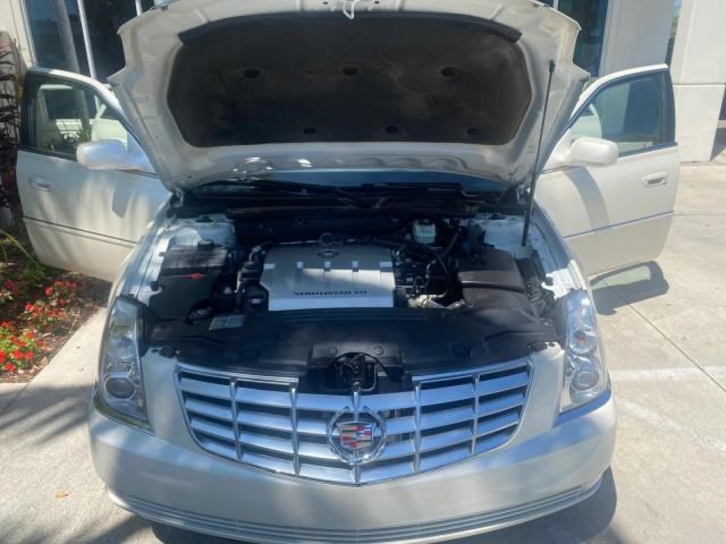 2008 White Diamond Tricoat /Light Linen Cadillac DTS 1 OWNER LOW MILES 25,325 (1G6KD57Y28U) with an Northstar 4.6L DOHC V8 Engine engine, Automatic transmission, located at 4701 North Dixie Hwy, Pompano Beach, FL, 33064, (954) 422-2889, 26.240938, -80.123474 - OUR WEBPAGE FLORIDACARS1.COM HAS OVER 100 PHOTOS AND FREE CARFAX LINK 2008 CADILLAC DTS VIN: 1G6KD57Y28U201203 1 G 6 K D 5 7 Y 2 8 U 2 0 1 2 0 3 SEDAN 4 DR 4.6L V8 F GASOLINE FRONT WHEEL DRIVE Top Features A/C Seat(s) Leather Seats Alloy Wheels Memory Seat(s) BOSE Sound System Parking Sensors Blind - Photo#17