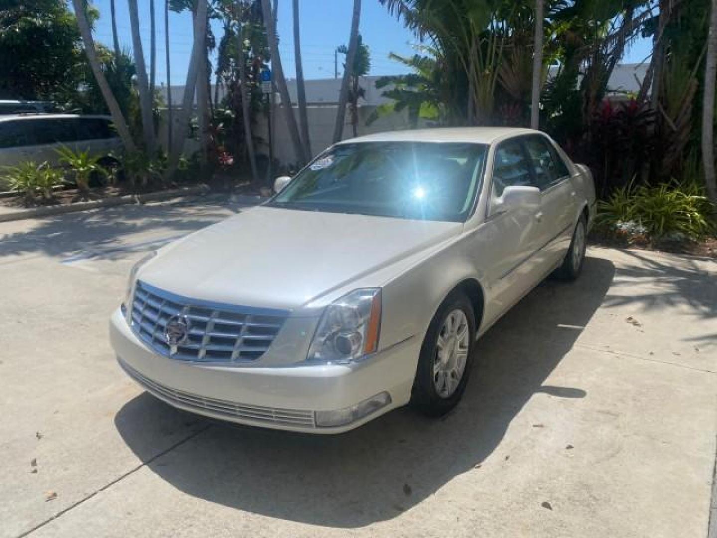 2008 White Diamond Tricoat /Light Linen Cadillac DTS 1 OWNER LOW MILES 25,325 (1G6KD57Y28U) with an Northstar 4.6L DOHC V8 Engine engine, Automatic transmission, located at 4701 North Dixie Hwy, Pompano Beach, FL, 33064, (954) 422-2889, 26.240938, -80.123474 - OUR WEBPAGE FLORIDACARS1.COM HAS OVER 100 PHOTOS AND FREE CARFAX LINK 2008 CADILLAC DTS VIN: 1G6KD57Y28U201203 1 G 6 K D 5 7 Y 2 8 U 2 0 1 2 0 3 SEDAN 4 DR 4.6L V8 F GASOLINE FRONT WHEEL DRIVE Top Features A/C Seat(s) Leather Seats Alloy Wheels Memory Seat(s) BOSE Sound System Parking Sensors Blind - Photo#3