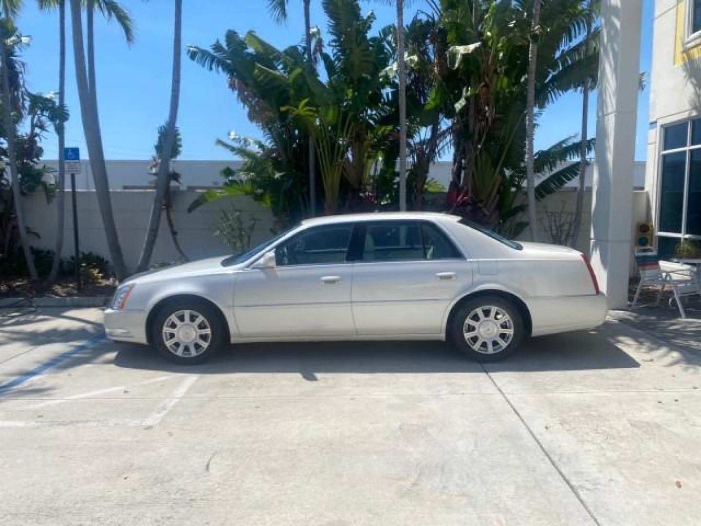 2008 White Diamond Tricoat /Light Linen Cadillac DTS 1 OWNER LOW MILES 25,325 (1G6KD57Y28U) with an Northstar 4.6L DOHC V8 Engine engine, Automatic transmission, located at 4701 North Dixie Hwy, Pompano Beach, FL, 33064, (954) 422-2889, 26.240938, -80.123474 - OUR WEBPAGE FLORIDACARS1.COM HAS OVER 100 PHOTOS AND FREE CARFAX LINK 2008 CADILLAC DTS VIN: 1G6KD57Y28U201203 1 G 6 K D 5 7 Y 2 8 U 2 0 1 2 0 3 SEDAN 4 DR 4.6L V8 F GASOLINE FRONT WHEEL DRIVE Top Features A/C Seat(s) Leather Seats Alloy Wheels Memory Seat(s) BOSE Sound System Parking Sensors Blind - Photo#4