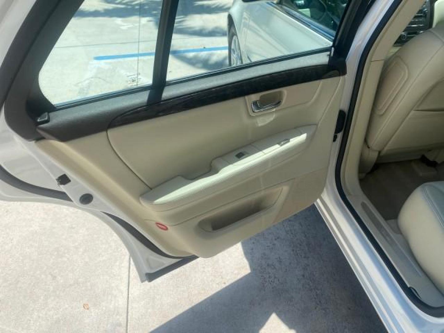 2008 White Diamond Tricoat /Light Linen Cadillac DTS 1 OWNER LOW MILES 25,325 (1G6KD57Y28U) with an Northstar 4.6L DOHC V8 Engine engine, Automatic transmission, located at 4701 North Dixie Hwy, Pompano Beach, FL, 33064, (954) 422-2889, 26.240938, -80.123474 - OUR WEBPAGE FLORIDACARS1.COM HAS OVER 100 PHOTOS AND FREE CARFAX LINK 2008 CADILLAC DTS VIN: 1G6KD57Y28U201203 1 G 6 K D 5 7 Y 2 8 U 2 0 1 2 0 3 SEDAN 4 DR 4.6L V8 F GASOLINE FRONT WHEEL DRIVE Top Features A/C Seat(s) Leather Seats Alloy Wheels Memory Seat(s) BOSE Sound System Parking Sensors Blind - Photo#58