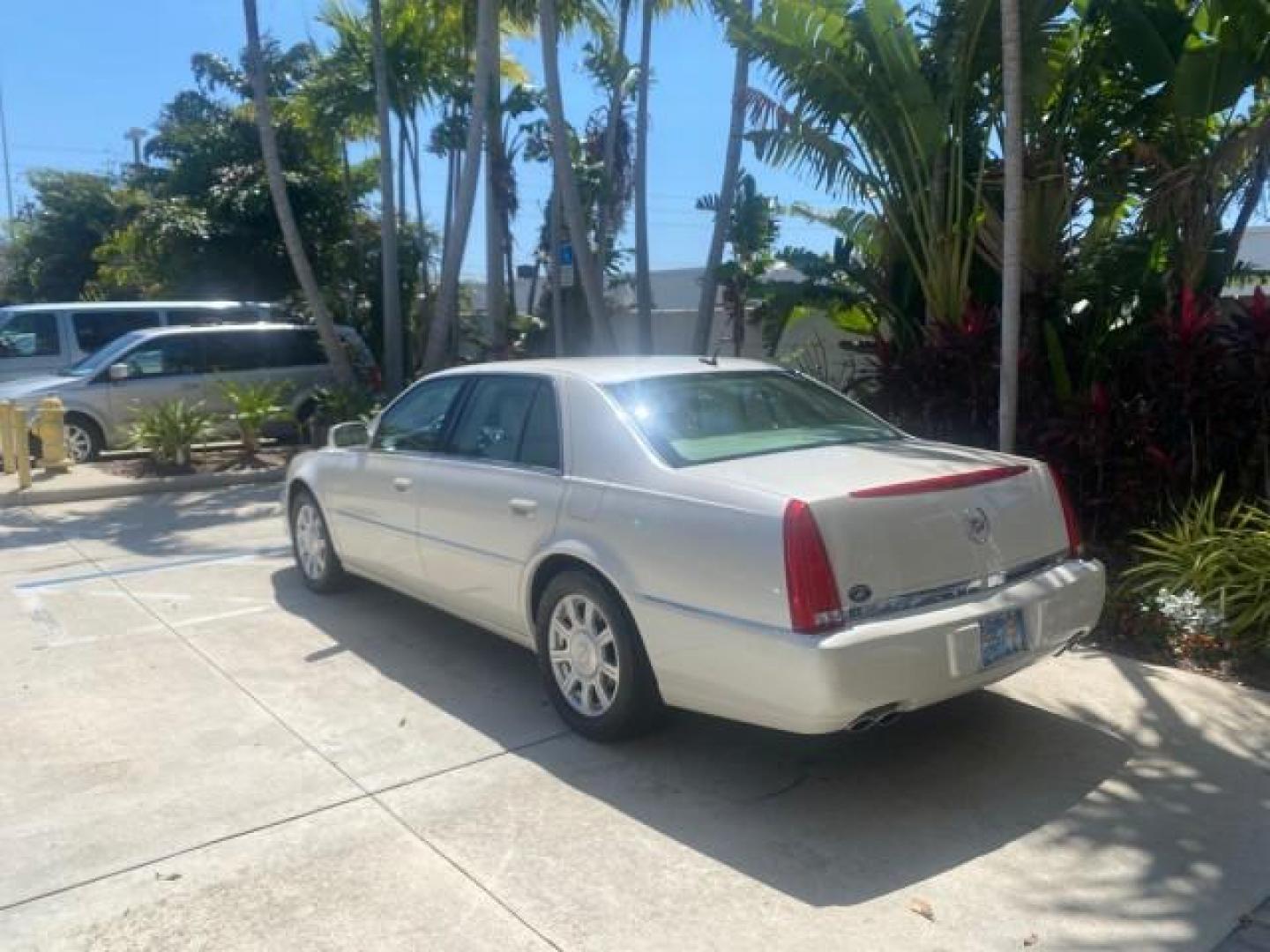 2008 White Diamond Tricoat /Light Linen Cadillac DTS 1 OWNER LOW MILES 25,325 (1G6KD57Y28U) with an Northstar 4.6L DOHC V8 Engine engine, Automatic transmission, located at 4701 North Dixie Hwy, Pompano Beach, FL, 33064, (954) 422-2889, 26.240938, -80.123474 - OUR WEBPAGE FLORIDACARS1.COM HAS OVER 100 PHOTOS AND FREE CARFAX LINK 2008 CADILLAC DTS VIN: 1G6KD57Y28U201203 1 G 6 K D 5 7 Y 2 8 U 2 0 1 2 0 3 SEDAN 4 DR 4.6L V8 F GASOLINE FRONT WHEEL DRIVE Top Features A/C Seat(s) Leather Seats Alloy Wheels Memory Seat(s) BOSE Sound System Parking Sensors Blind - Photo#5