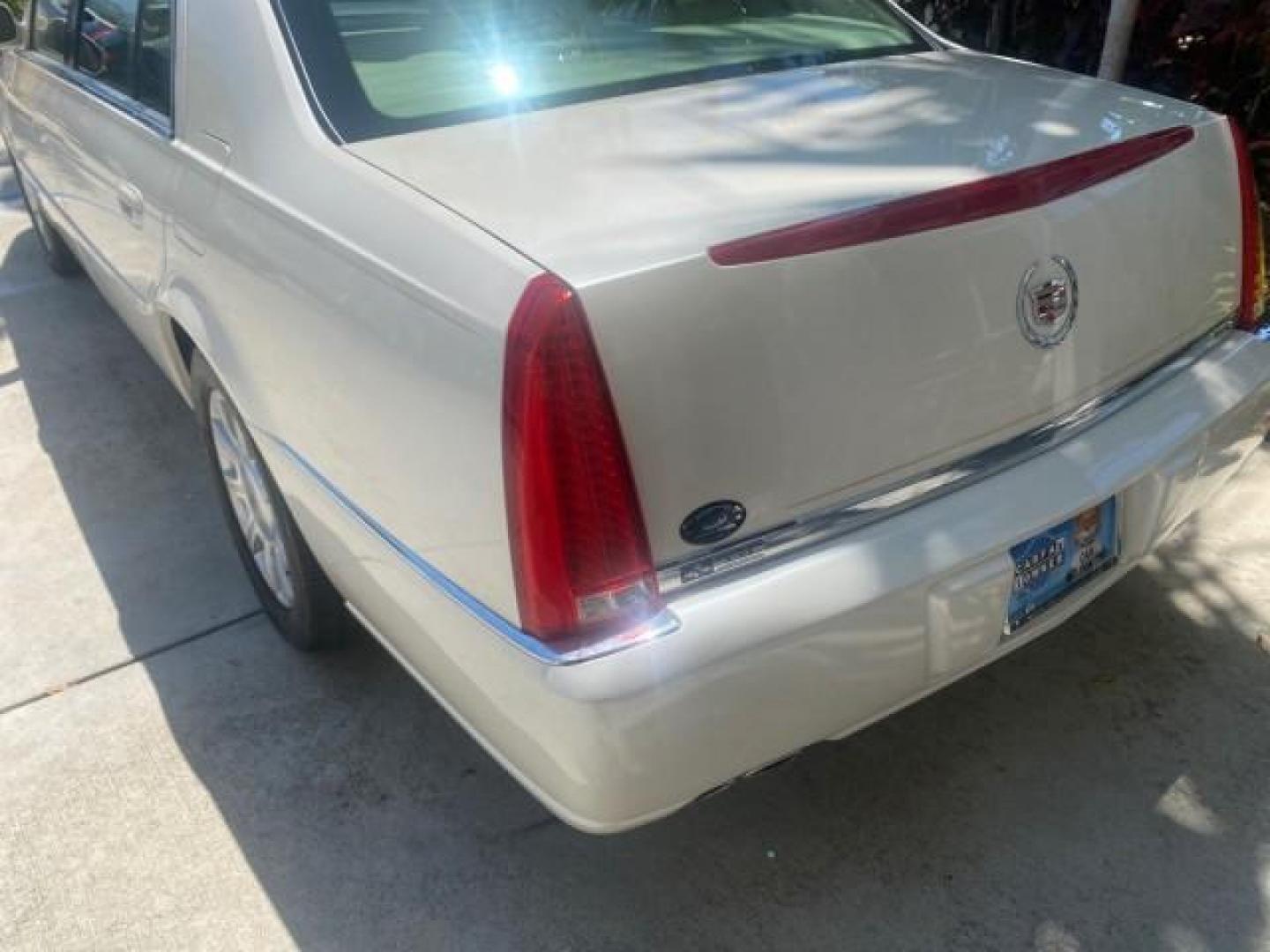 2008 White Diamond Tricoat /Light Linen Cadillac DTS 1 OWNER LOW MILES 25,325 (1G6KD57Y28U) with an Northstar 4.6L DOHC V8 Engine engine, Automatic transmission, located at 4701 North Dixie Hwy, Pompano Beach, FL, 33064, (954) 422-2889, 26.240938, -80.123474 - OUR WEBPAGE FLORIDACARS1.COM HAS OVER 100 PHOTOS AND FREE CARFAX LINK 2008 CADILLAC DTS VIN: 1G6KD57Y28U201203 1 G 6 K D 5 7 Y 2 8 U 2 0 1 2 0 3 SEDAN 4 DR 4.6L V8 F GASOLINE FRONT WHEEL DRIVE Top Features A/C Seat(s) Leather Seats Alloy Wheels Memory Seat(s) BOSE Sound System Parking Sensors Blind - Photo#71