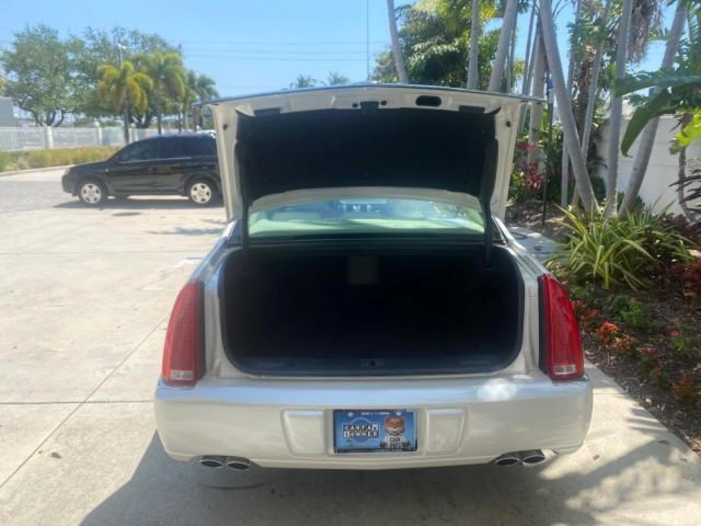 2008 White Diamond Tricoat /Light Linen Cadillac DTS 1 OWNER LOW MILES 25,325 (1G6KD57Y28U) with an Northstar 4.6L DOHC V8 Engine engine, Automatic transmission, located at 4701 North Dixie Hwy, Pompano Beach, FL, 33064, (954) 422-2889, 26.240938, -80.123474 - OUR WEBPAGE FLORIDACARS1.COM HAS OVER 100 PHOTOS AND FREE CARFAX LINK 2008 CADILLAC DTS VIN: 1G6KD57Y28U201203 1 G 6 K D 5 7 Y 2 8 U 2 0 1 2 0 3 SEDAN 4 DR 4.6L V8 F GASOLINE FRONT WHEEL DRIVE Top Features A/C Seat(s) Leather Seats Alloy Wheels Memory Seat(s) BOSE Sound System Parking Sensors Blind - Photo#77