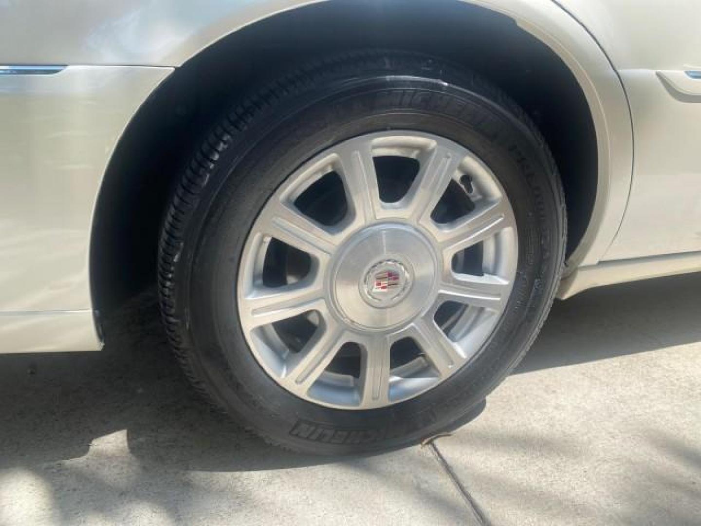 2008 White Diamond Tricoat /Light Linen Cadillac DTS 1 OWNER LOW MILES 25,325 (1G6KD57Y28U) with an Northstar 4.6L DOHC V8 Engine engine, Automatic transmission, located at 4701 North Dixie Hwy, Pompano Beach, FL, 33064, (954) 422-2889, 26.240938, -80.123474 - OUR WEBPAGE FLORIDACARS1.COM HAS OVER 100 PHOTOS AND FREE CARFAX LINK 2008 CADILLAC DTS VIN: 1G6KD57Y28U201203 1 G 6 K D 5 7 Y 2 8 U 2 0 1 2 0 3 SEDAN 4 DR 4.6L V8 F GASOLINE FRONT WHEEL DRIVE Top Features A/C Seat(s) Leather Seats Alloy Wheels Memory Seat(s) BOSE Sound System Parking Sensors Blind - Photo#81