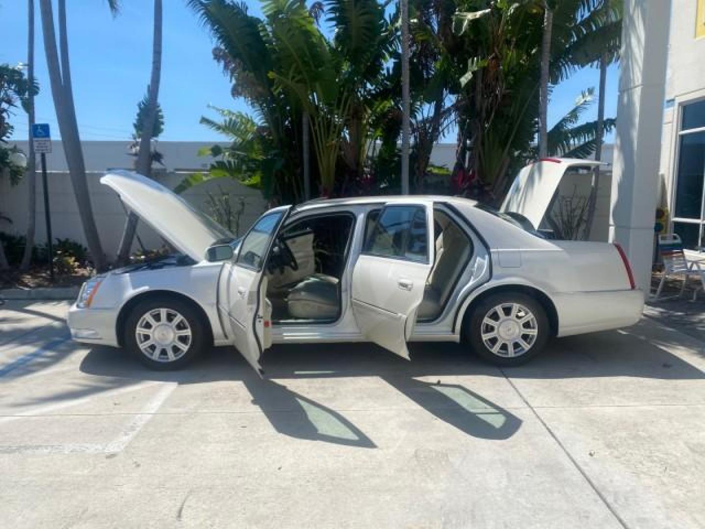 2008 White Diamond Tricoat /Light Linen Cadillac DTS 1 OWNER LOW MILES 25,325 (1G6KD57Y28U) with an Northstar 4.6L DOHC V8 Engine engine, Automatic transmission, located at 4701 North Dixie Hwy, Pompano Beach, FL, 33064, (954) 422-2889, 26.240938, -80.123474 - OUR WEBPAGE FLORIDACARS1.COM HAS OVER 100 PHOTOS AND FREE CARFAX LINK 2008 CADILLAC DTS VIN: 1G6KD57Y28U201203 1 G 6 K D 5 7 Y 2 8 U 2 0 1 2 0 3 SEDAN 4 DR 4.6L V8 F GASOLINE FRONT WHEEL DRIVE Top Features A/C Seat(s) Leather Seats Alloy Wheels Memory Seat(s) BOSE Sound System Parking Sensors Blind - Photo#8